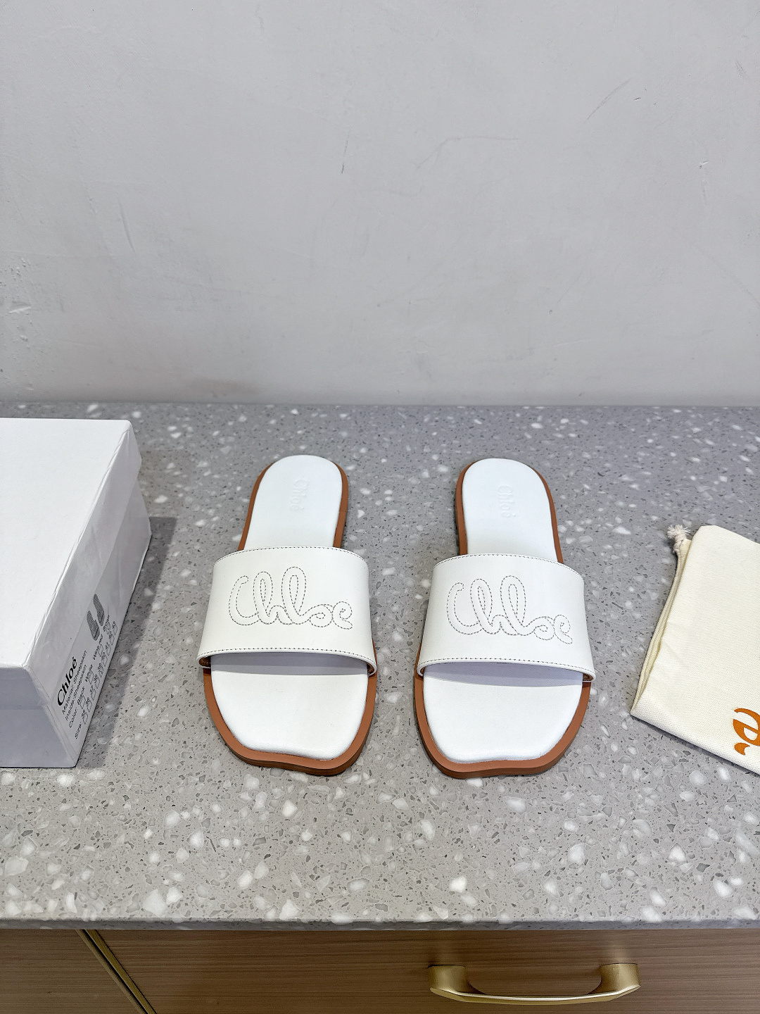 Chloe Coyle’s Elegant Spring and Summer Square Flat Slippers Collection - 图片 1