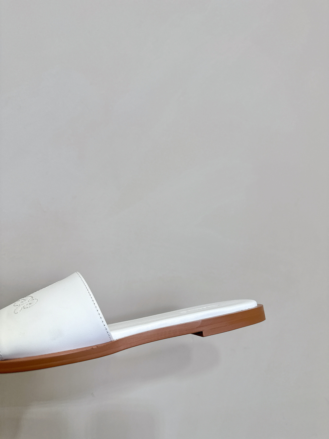 Chloe Coyle’s Elegant Spring and Summer Square Flat Slippers Collection - 图片 7