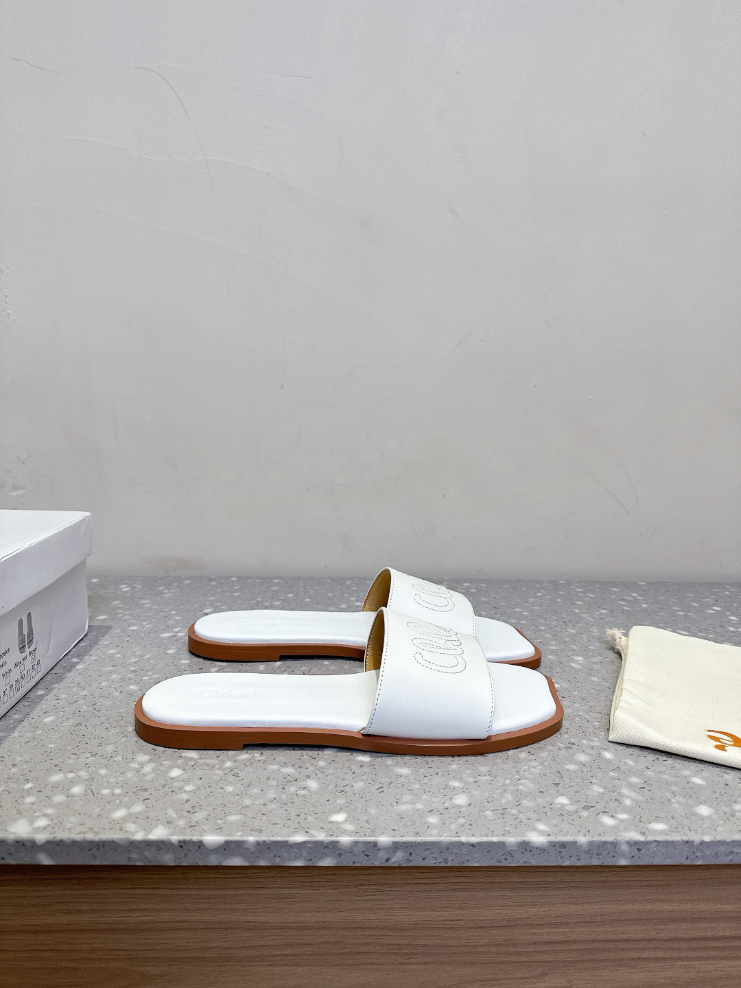 Chloe Coyle’s Elegant Spring and Summer Square Flat Slippers Collection - 图片 5