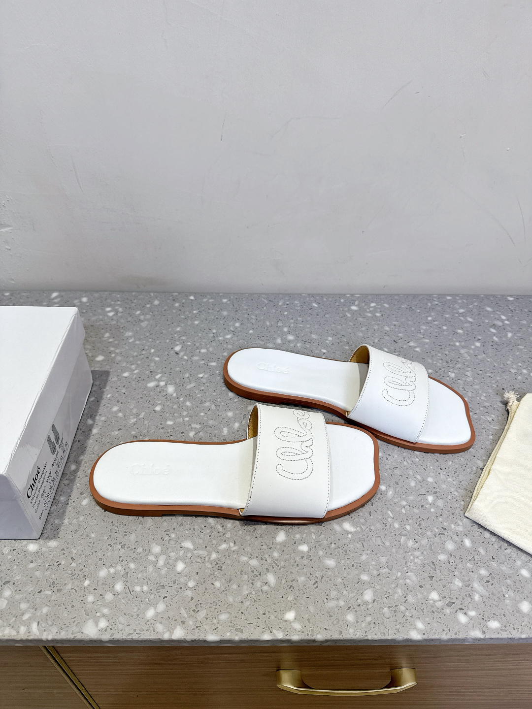 Chloe Coyle’s Elegant Spring and Summer Square Flat Slippers Collection - 图片 2