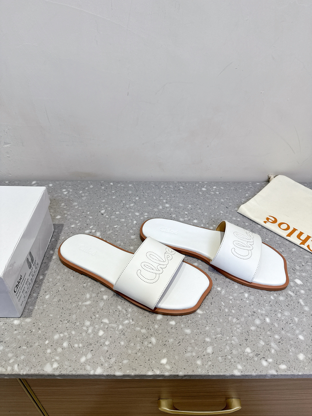 Chloe Coyle’s Elegant Spring and Summer Square Flat Slippers Collection - 图片 4