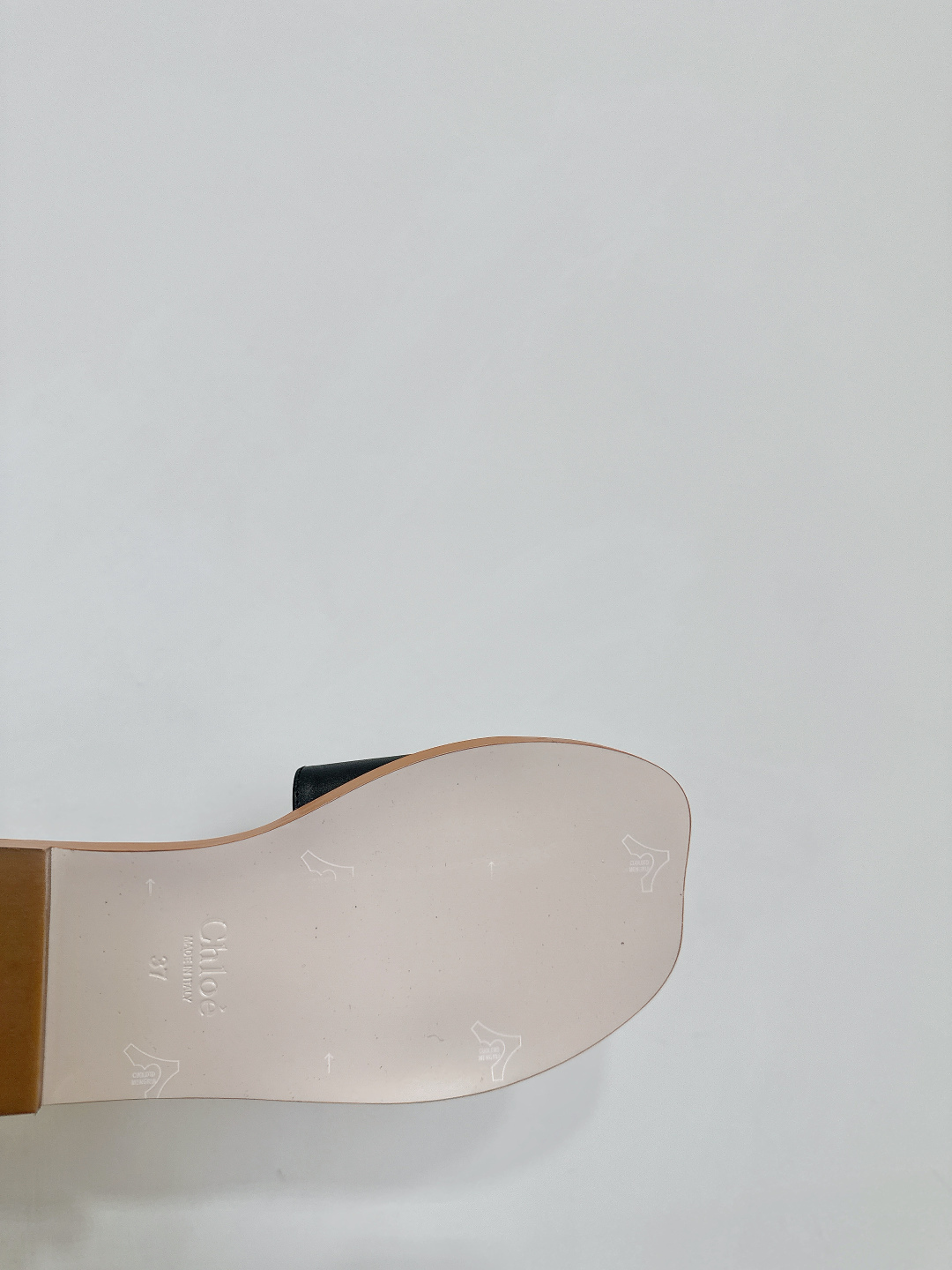 Chloe Coyle’s Classic Square Flat Slippers in Rubber and Skin Fashion. - 图片 9