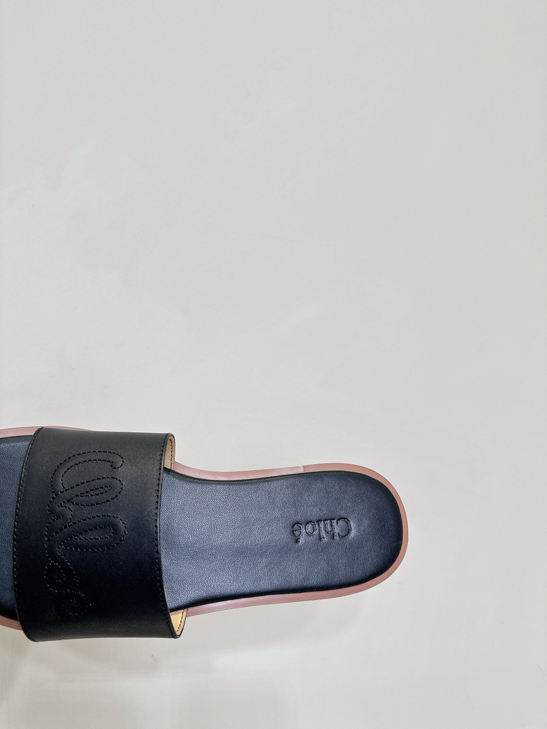 Chloe Coyle’s Classic Square Flat Slippers in Rubber and Skin Fashion. - 图片 8