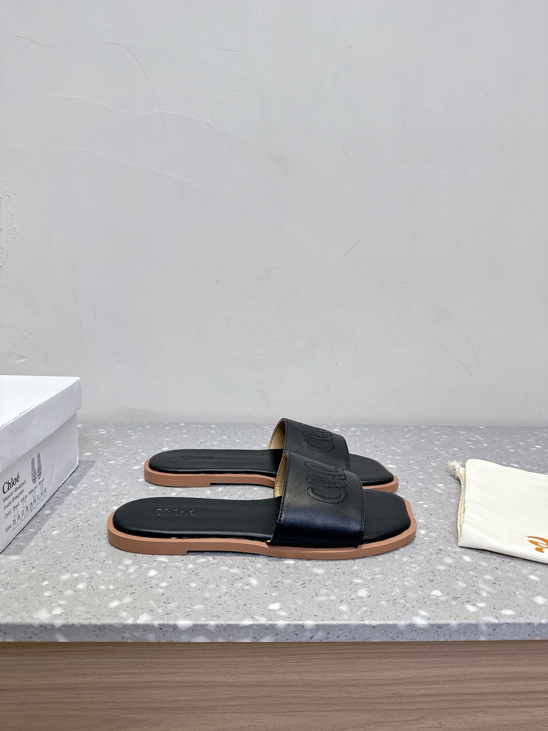 Chloe Coyle’s Classic Square Flat Slippers in Rubber and Skin Fashion. - 图片 5