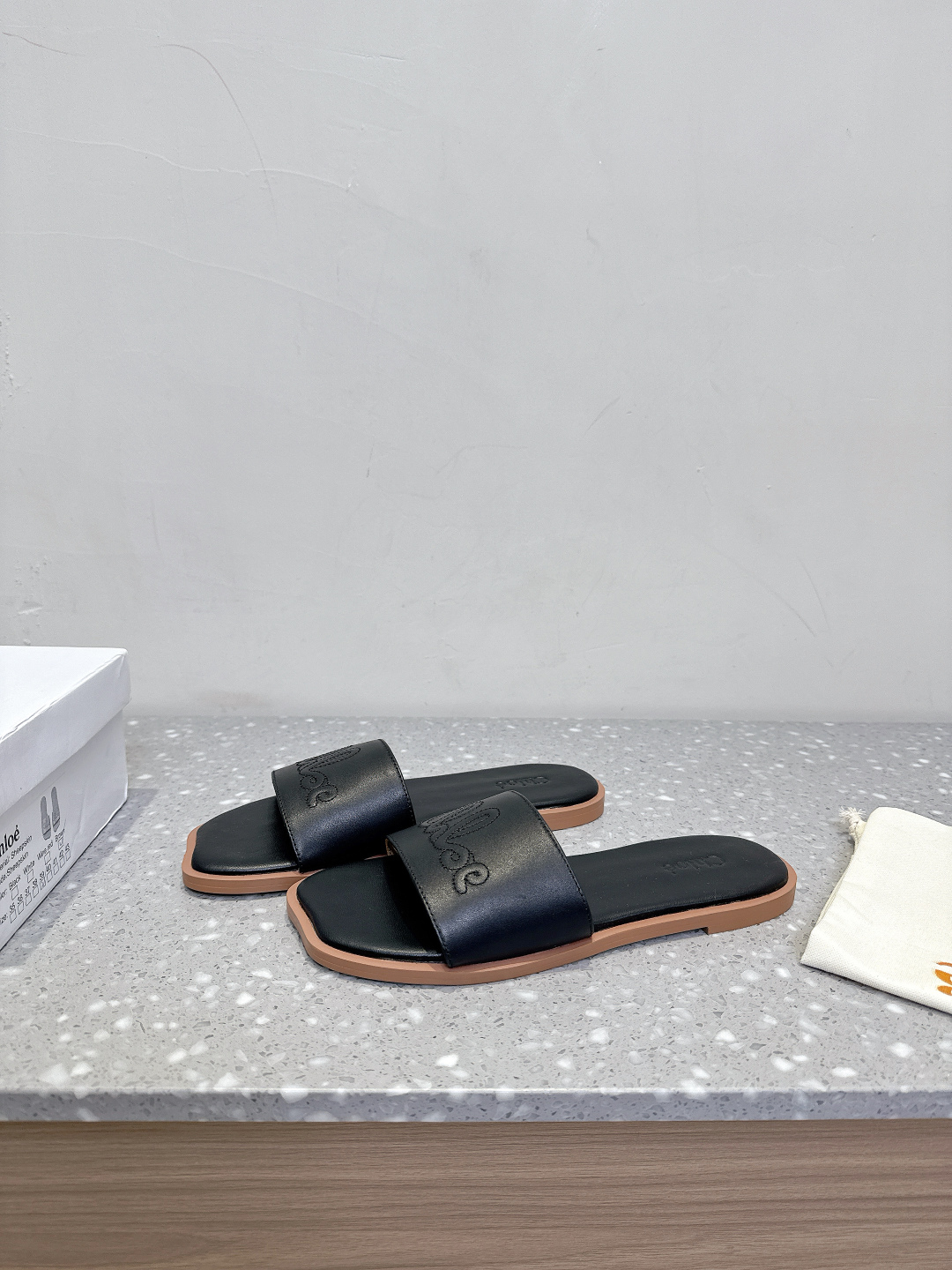 Chloe Coyle’s Classic Square Flat Slippers in Rubber and Skin Fashion. - 图片 3