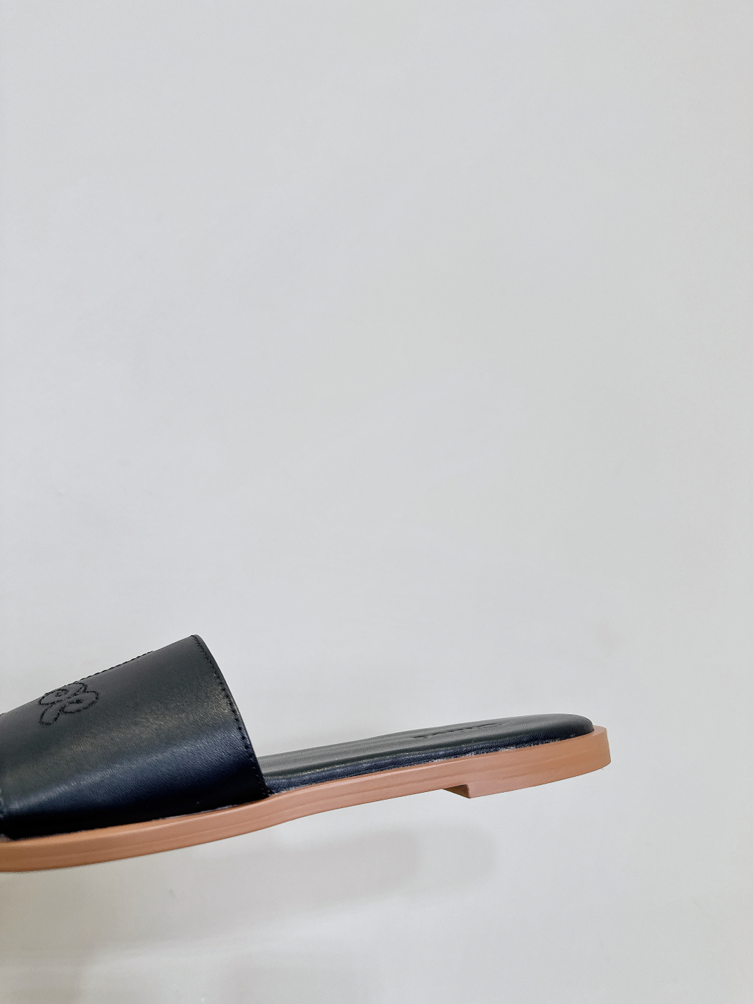 Chloe Coyle’s Classic Square Flat Slippers in Rubber and Skin Fashion. - 图片 7