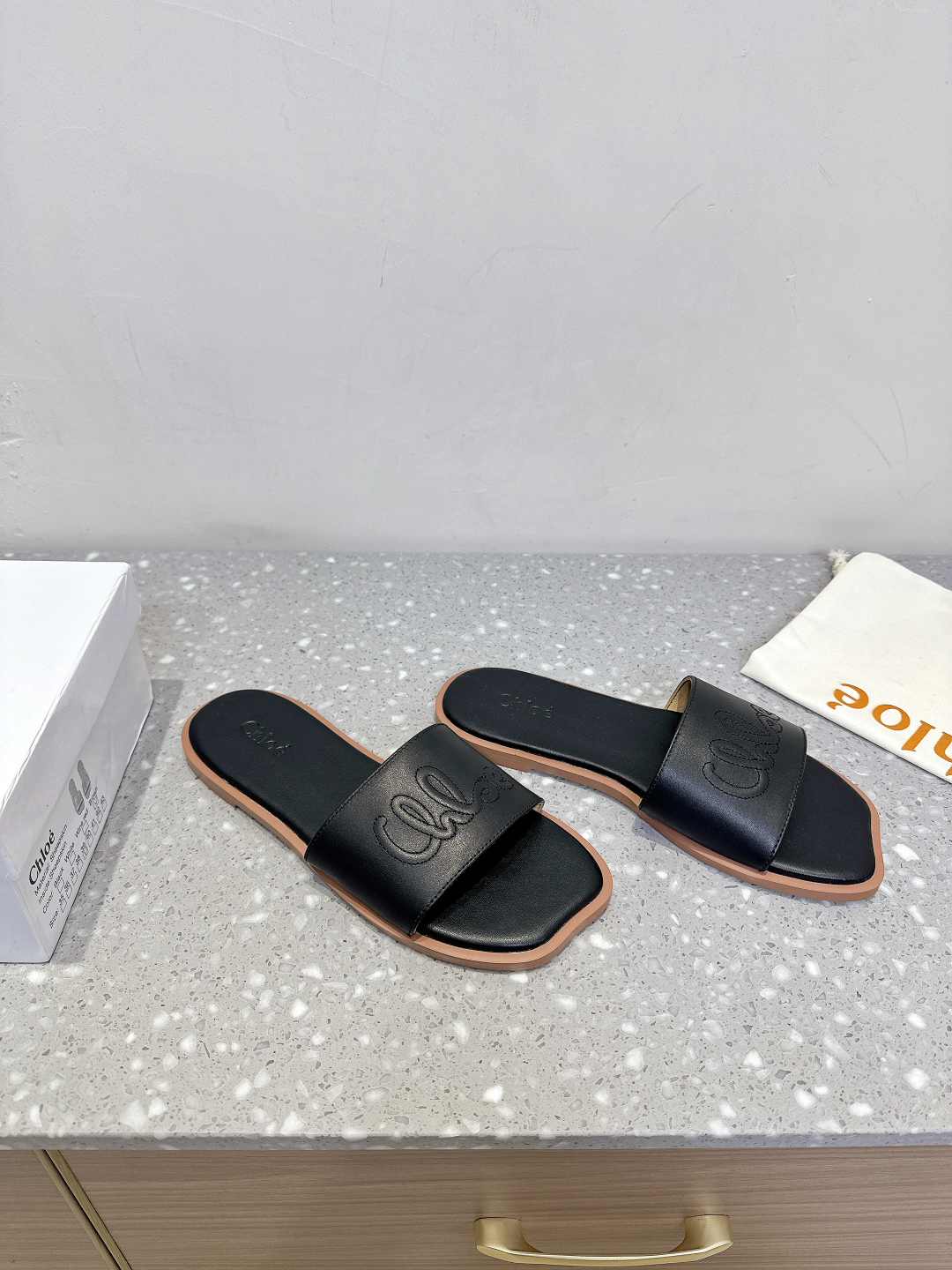 Chloe Coyle’s Classic Square Flat Slippers in Rubber and Skin Fashion. - 图片 4