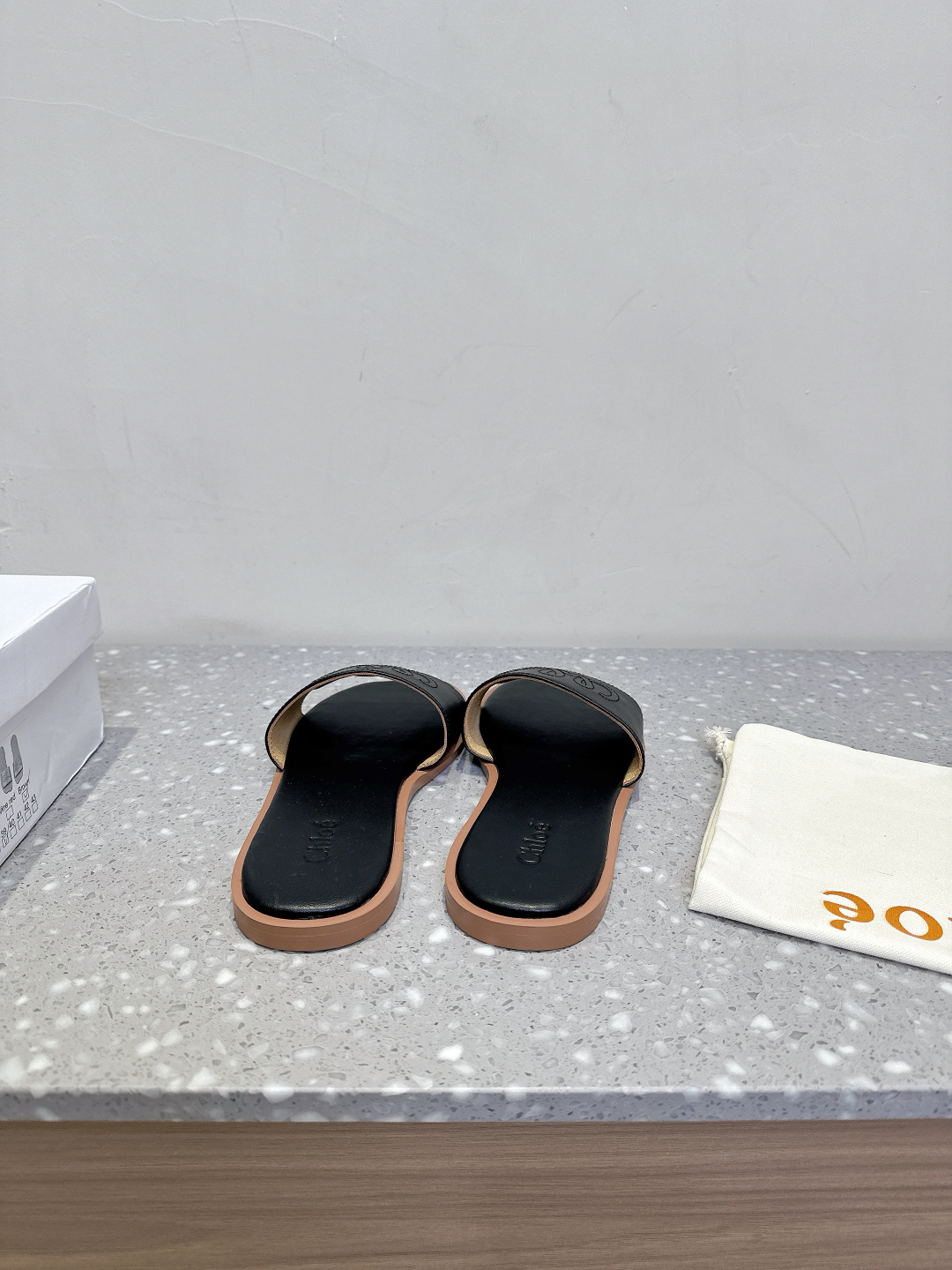 Chloe Coyle’s Classic Square Flat Slippers in Rubber and Skin Fashion. - 图片 6