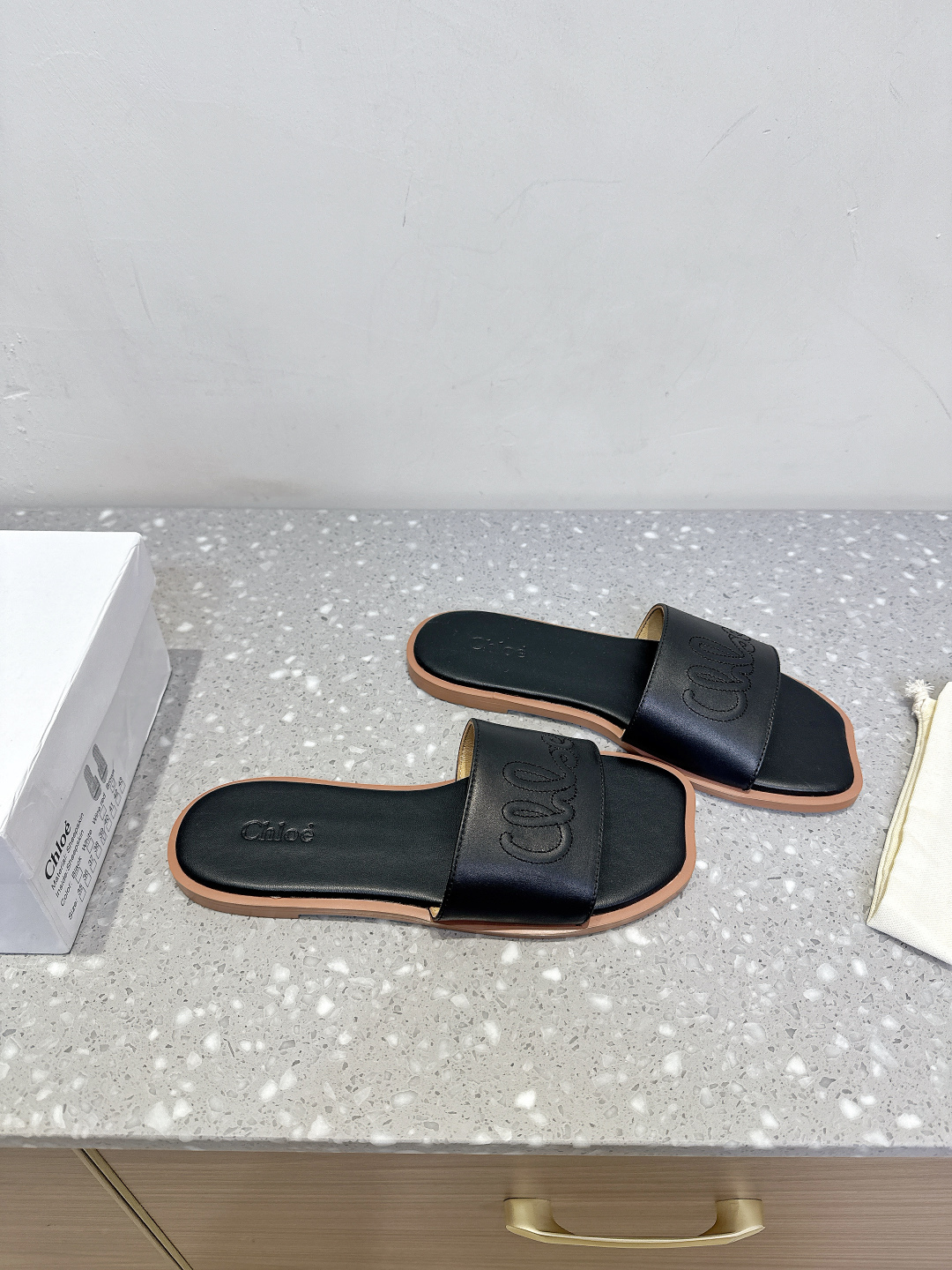 Chloe Coyle’s Classic Square Flat Slippers in Rubber and Skin Fashion. - 图片 2