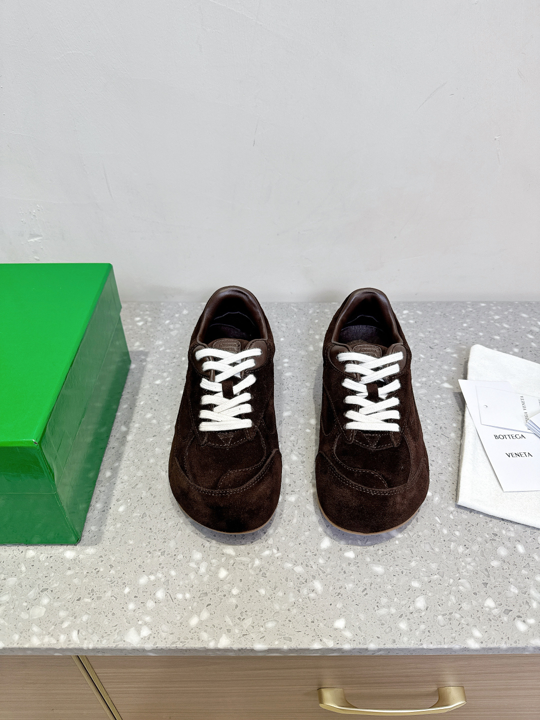 NO:447637,Bottega Veneta 25ss Spring and Summer New Style Retro Forrest Gump Shoes Sports Shoes Brand new neutral sneakers Orbit series While ensuring casual and comfortable, there is no shortage of fine sculpting of the styling design. Paired with selected space cloth fabrics to echo the brand's iconic Intreccio elements to create a timeless styling style. Dynamic” is one of the important design concepts of Matthieu Blazy. While wearing comfortably, it can also elegantly modify the foot lines, making it easier to match pants or skirts to easily control a variety of daily styles. The upper uses original imported Niujing/Cowhide, inner foot pad sheepskin, original customized rubber outsole, size 35-39 (40 custom made without return and exchange), casual shoes/sports, bottega Veneta, sneakers, skirts, cowhide, sheepskin19860909Bottega Veneta 25ss春夏新款 复古 阿甘鞋 运动鞋 全新的中性运动鞋 Orbit 系列 在保证休闲舒适的同时 不乏造型设计的精细雕琢 搭配甄选太空布面料呼应品牌标志性Intreccio 元素 打造永不过时的造型风格 动态”是Matthieu Blazy 的重要设计理念之一 在穿着舒适的同时,还可以优雅修饰足部线条,更能自由搭配裤装或裙装轻松驾驭多种日常风格 鞋面采用原版进口牛京/牛皮 内里垫脚羊皮 鞋底原版定制橡胶大底 码数35-39（40定做不退换）,休闲鞋/运动鞋,bottega veneta,sneakers,skirts,cowhide,sheepskin,Women's Shoes