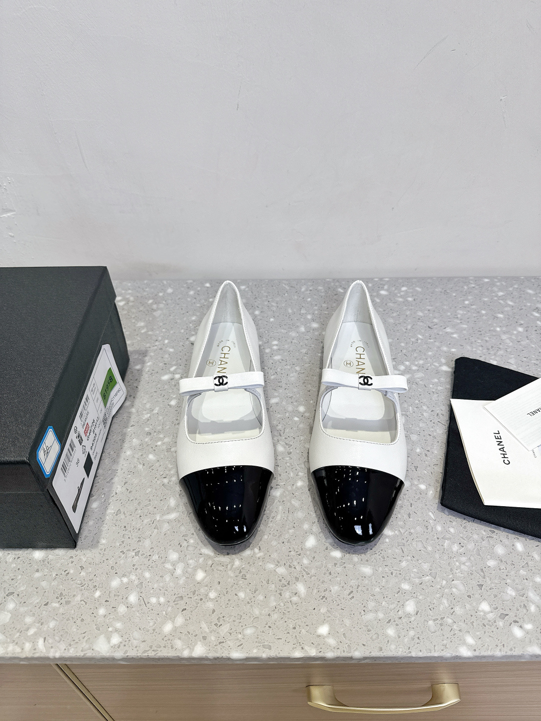 NO:447629,Chanel Xiaoxiang 25ss Spring and Summer Bow Mary Jane Ballet Shoes Very popular bow Designing handmade car lines is very time-consuming and labor-intensive. Unique method of double-soling for the combination of the big sole allows you to accidentally reveal the highlights. The car lines are never taken off, firm and permanent retro, which is the classic and rich C flavor, which is the fabric is made of original imported mixed lambskin, inner foot padding, small goatskin, original custom Italian leather soles Size35-41 (40.41 custom made without return), Mary Jane, chanel, mary jane, sheepskin, Leather soles19860909Chanel 小香 25ss春夏 蝴蝶结 玛丽珍 芭蕾舞鞋 非常火的蝴蝶结 设计手工车线非常耗时耗力 独特大底双拼做法 让你不经意露出亮点大底车线永不脱底牢固永久复古就是经典浓郁C味永久流传 面料采用原版进口混种小羊皮 内里垫脚小山羊皮 大底原版定制意大利真皮大底 Size35—41（40.41订做不退换）,玛丽珍,chanel,mary jane,sheepskin,Leather soles,Women's Shoes