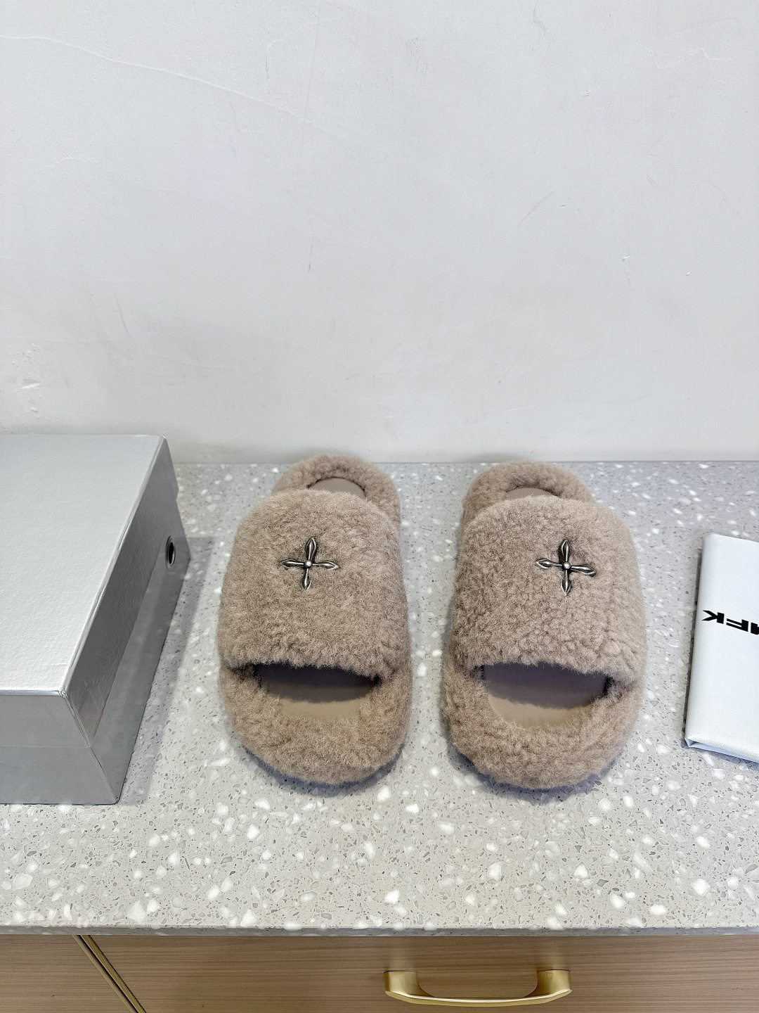 NO:447622,SMFK niche trendy brand 25ss autumn and winter new style, thick sole, bread, slippers, a bit wild and personal, this season's SMFK is really heart-warming. A super popular bread drag, so it's so planted. Major internet celebrity bloggers are wearing it. After cleverly incorporating brand elements, they are fashionable and versatile, and are loved by hot girls, and are perfectly released. The upper uses original imported wool, inner foot pad sheepskin, original customized TPU rubber sole, Size35-39 (40 custom made, no return or exchange), fur shoes, slippers, sheepskin19860909SMFK 小众潮牌 25ss秋冬新款 厚底 面包 拖鞋 有点野性有点个性,这一季的smfk真的让人心动不已 超级火的一款面包拖,被种草得不行 各大网红博主都在穿它,巧妙纳入品牌元素后时尚百搭、辣妹至爱,被完美释放 鞋面采用原版进口羊毛 内里垫脚羊皮 鞋底原版定制TPU橡胶大底 Size35-39（40订做不退换）,毛毛鞋,slippers,sheepskin,Women's Shoes