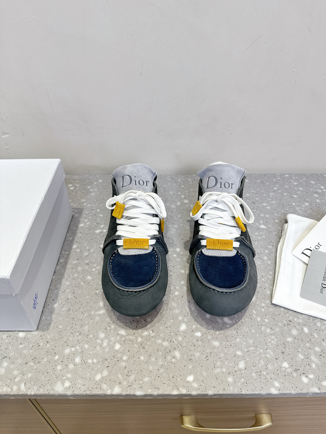 NO:448862,High-top Dior Roadie series, show, couples, hand casual sports shoes, since Jonathan Anderson took over Dior men's clothing, this pair of Roadie shoes has opened a new chapter in the brand's shoes. On the basis of retaining the Dior's luxurious and sophisticated spirit, the series boldly introduced the 'structural visibility' concept of the early Nike Considered series, using the method of 'left hand-crafted traces in the design', showing a tribute to sustainability and structure honesty. The delivery counter is exquisitely packaged. The fabric is made of original imported cowhide, inner foot pad sheepskin, original customized anti-slip rubber sole  Size35-44 (female size 40, male size 45 customized without return or exchange), casual shoes/sports shoes, dior, dior, sneakers, cowhide, sheepskin19860909高帮 Dior迪奥 Roadie 系列 走秀 情侣款 手休闲 运动鞋 自Jonathan Anderson 入主 Dior 男装后的首个系列,就以这双 Roadie 鞋款拉开品牌鞋履新篇章.系列在保留 Dior 奢华精工精神的基础上,大胆引入早期 Nike Considered 系列的“结构可见性”理念,用“设计中留下手工痕迹”的方式,展现出对可持续与结构诚实的致敬 配送专柜精美包装 面料采用原版进口头层牛皮 内里垫脚羊皮 鞋底原版定制防滑橡胶大底 Size35-44（女码40,男码45定做不退换）,休闲鞋/运动鞋,dior,dior,sneakers,cowhide,sheepskin,Women's Shoes