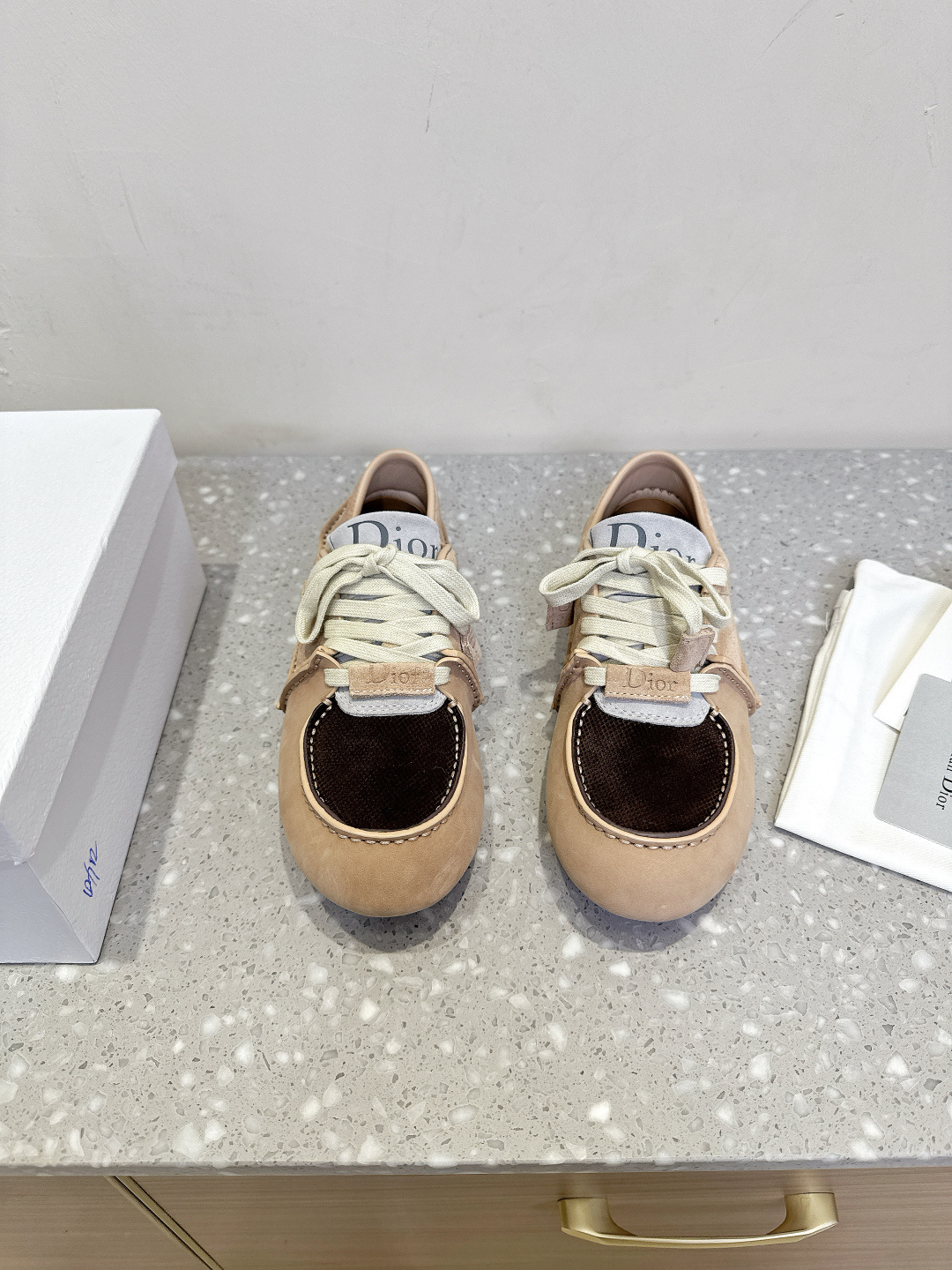 NO:448856,Low-top Dior Roadie series, catwalk couples, hand casual sports shoes, since Jonathan Anderson took over Dior men's clothing, this pair of Roadie shoes has opened a new chapter in the brand's shoes. On the basis of retaining the Dior's luxurious and sophisticated spirit, the series boldly introduced the 'structural visibility' concept of the early Nike Considered series, using the method of 'left hand-crafted traces in the design', showing a tribute to sustainability and structure honesty. The delivery counter is exquisitely packaged. The fabric is made of original imported cowhide, inner foot pad sheepskin, original customized anti-slip rubber sole  Size35-44 (female size 40, male size 45 customized without return or exchange), casual shoes/sports shoes, dior, dior, sneakers, cowhide, sheepskin19860909低帮 Dior迪奥 Roadie 系列 走秀 情侣款 手休闲 运动鞋 自Jonathan Anderson 入主 Dior 男装后的首个系列,就以这双 Roadie 鞋款拉开品牌鞋履新篇章.系列在保留 Dior 奢华精工精神的基础上,大胆引入早期 Nike Considered 系列的“结构可见性”理念,用“设计中留下手工痕迹”的方式,展现出对可持续与结构诚实的致敬 配送专柜精美包装 面料采用原版进口头层牛皮 内里垫脚羊皮 鞋底原版定制防滑橡胶大底 Size35-44（女码40,男码45定做不退换）,休闲鞋/运动鞋,dior,dior,sneakers,cowhide,sheepskin,Women's Shoes