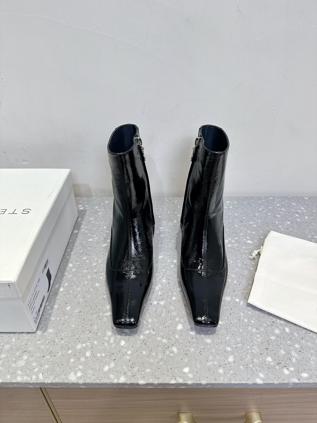 NO:448854,Stella McCartney niche trendy brand 25ss autumn and winter new style cat heel zipper short boots Minimalist fried chicken soft comfortable short heel shoes fashionable must-haves that are absolutely not missed. There is no complicated decoration and excellent vintage sense, pure and minimalist, neat and poetic, versatile and not easy to collide, square head design super age-reducing upper is made of original imported patent leather/cowhide, inner foot pad sheepskin, outsole original custom Italian leather sole size35-40 (40 customization without return and exchange), boots, cartier, boots, cowhide, sheepskin, Leather soles19860909Stella McCartney 小众潮牌 25ss秋冬新款 猫跟 拉链 短靴 极简主义炒鸡柔软舒适矮跟鞋时髦绝对不能错过的必入款,没有如何繁杂装饰质感极好的vintage感,纯粹和极简做得利落又诗意 百搭不易撞款 方头设计超级减龄 鞋面采用原版进口漆皮/牛皮 内里垫脚羊皮 大底原版定制意大利真皮大底 size35-40（40定制不退换）,靴子,cartier,boots,cowhide,sheepskin,Leather soles,Women's Shoes