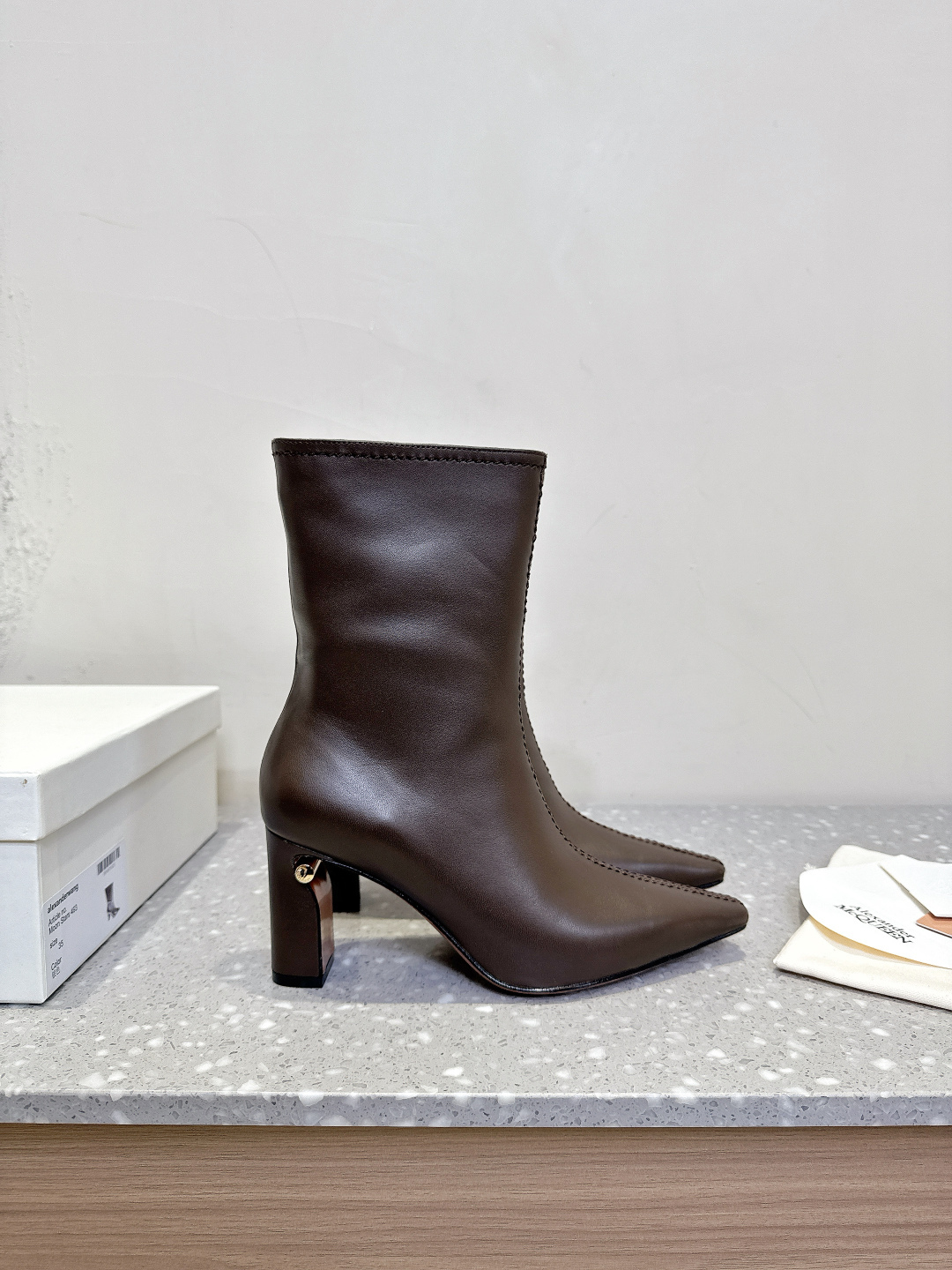 McQueen 25ss Autumn/Winter Collection: Cozy, Vintage Shoes with Imported Leather - 图片 5