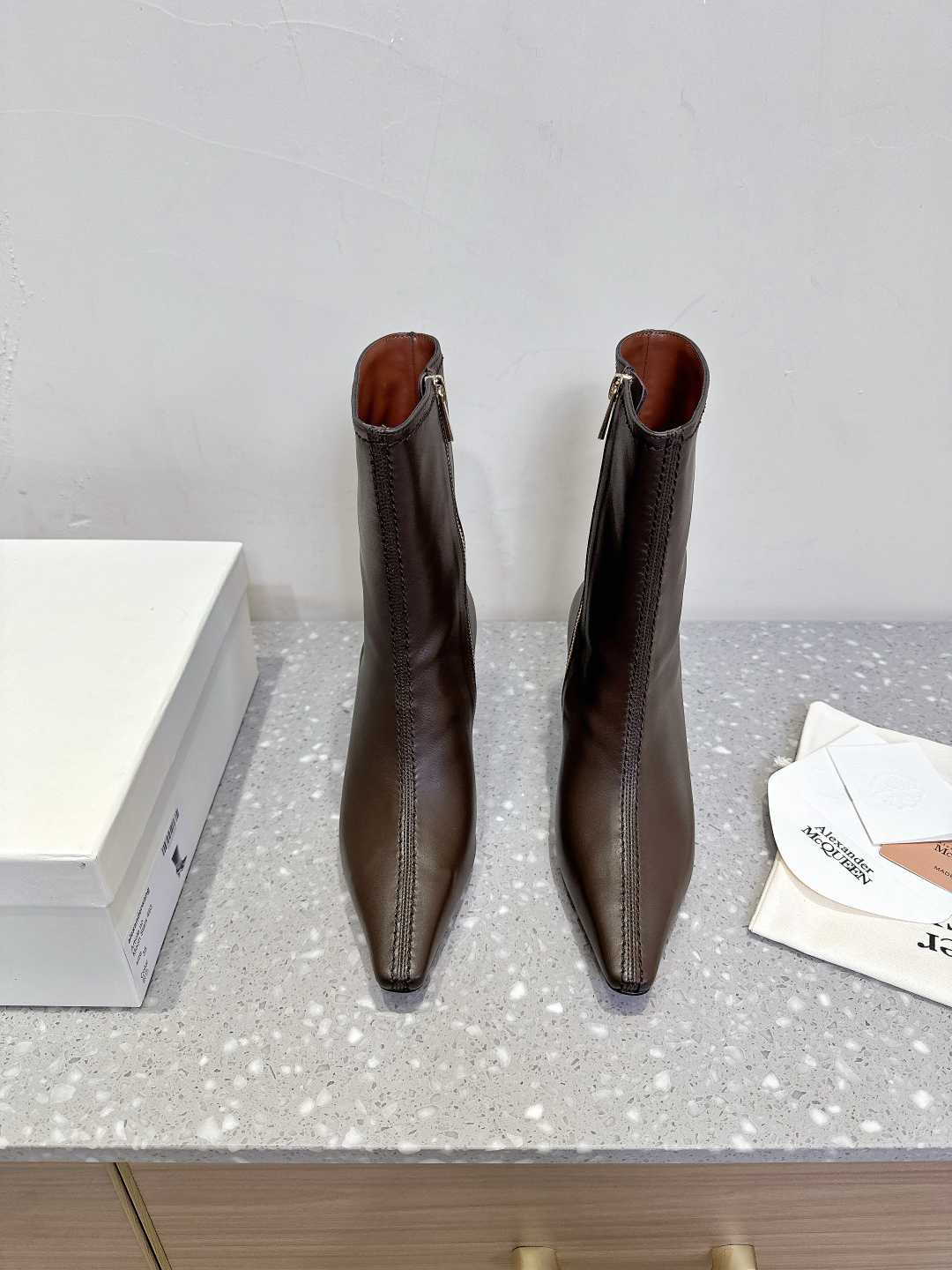 McQueen 25ss Autumn/Winter Collection: Cozy, Vintage Shoes with Imported Leather - 图片 2