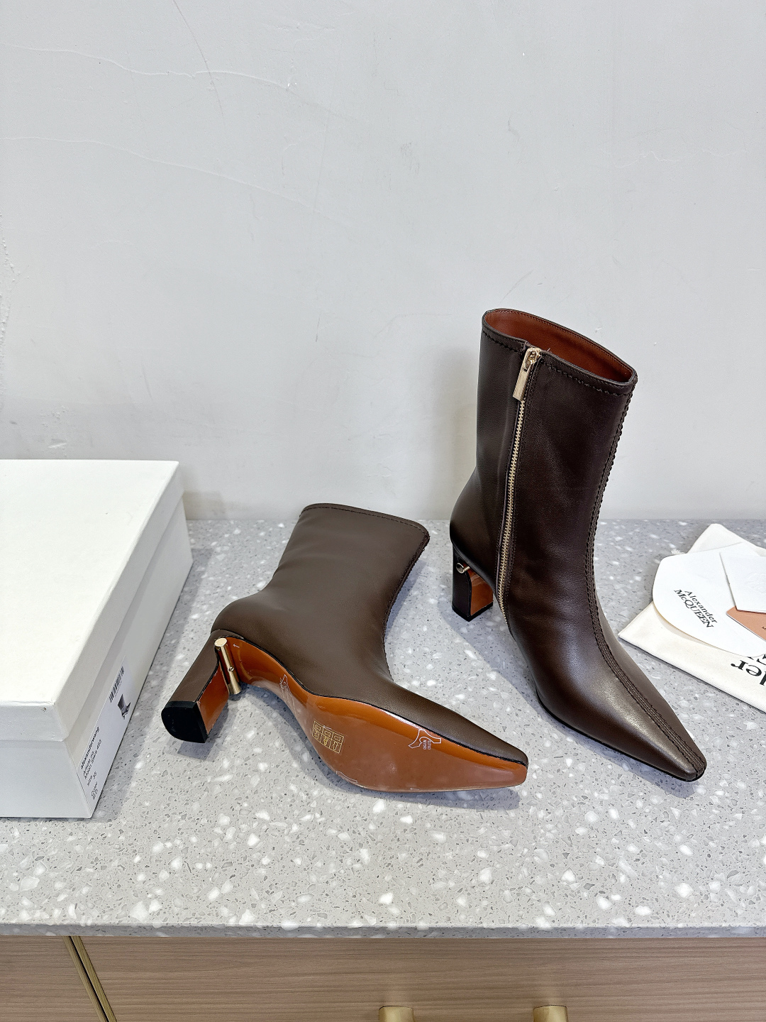 McQueen 25ss Autumn/Winter Collection: Cozy, Vintage Shoes with Imported Leather - 图片 3