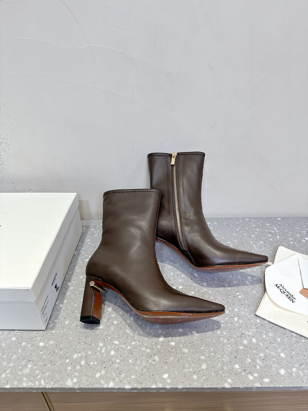 McQueen 25ss Autumn/Winter Collection: Cozy, Vintage Shoes with Imported Leather - 图片 4