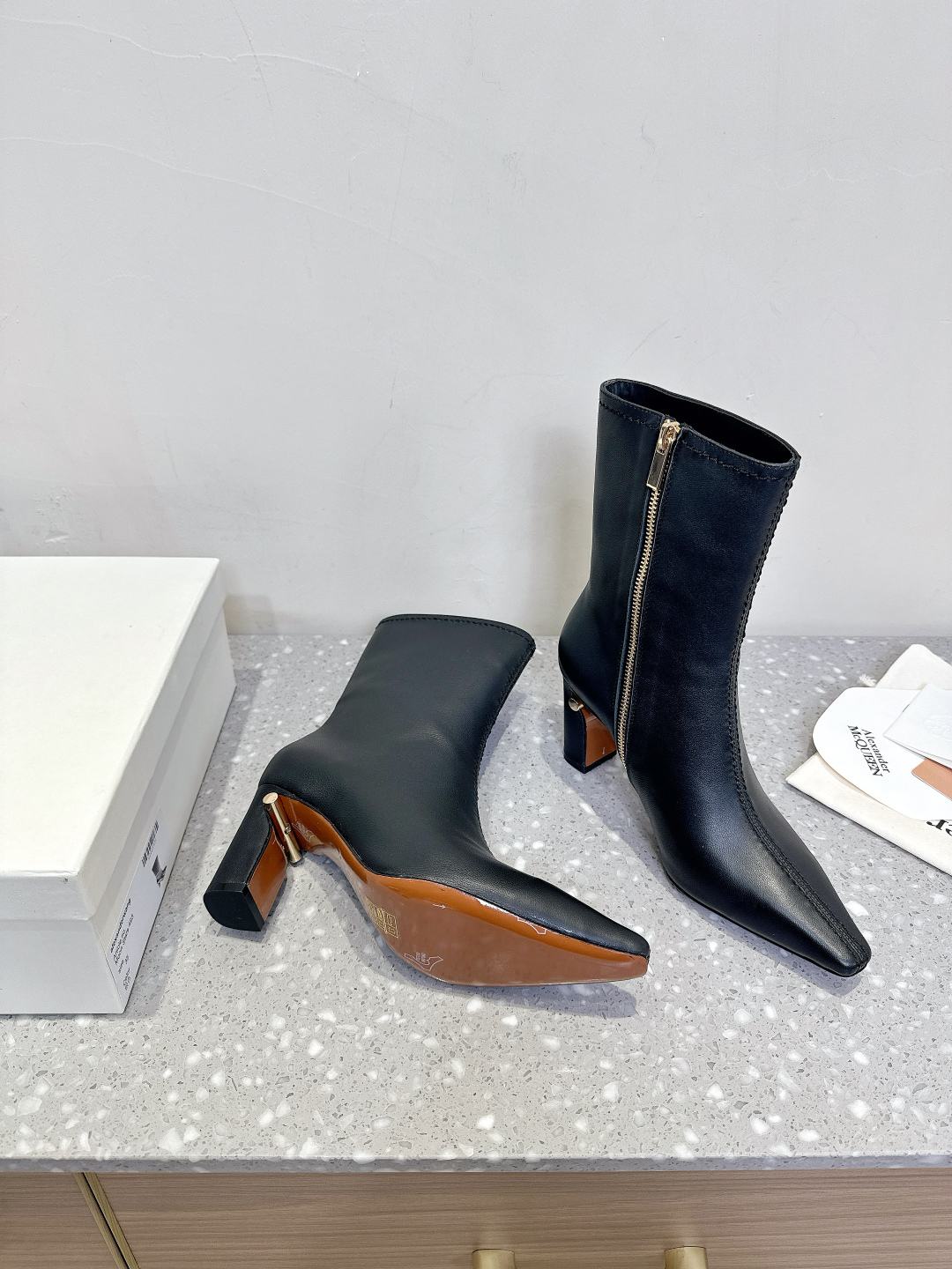 McQueen 25ss Autumn/Winter Collection: Cozy, Vintage, and Fashionable Shoes - 图片 3
