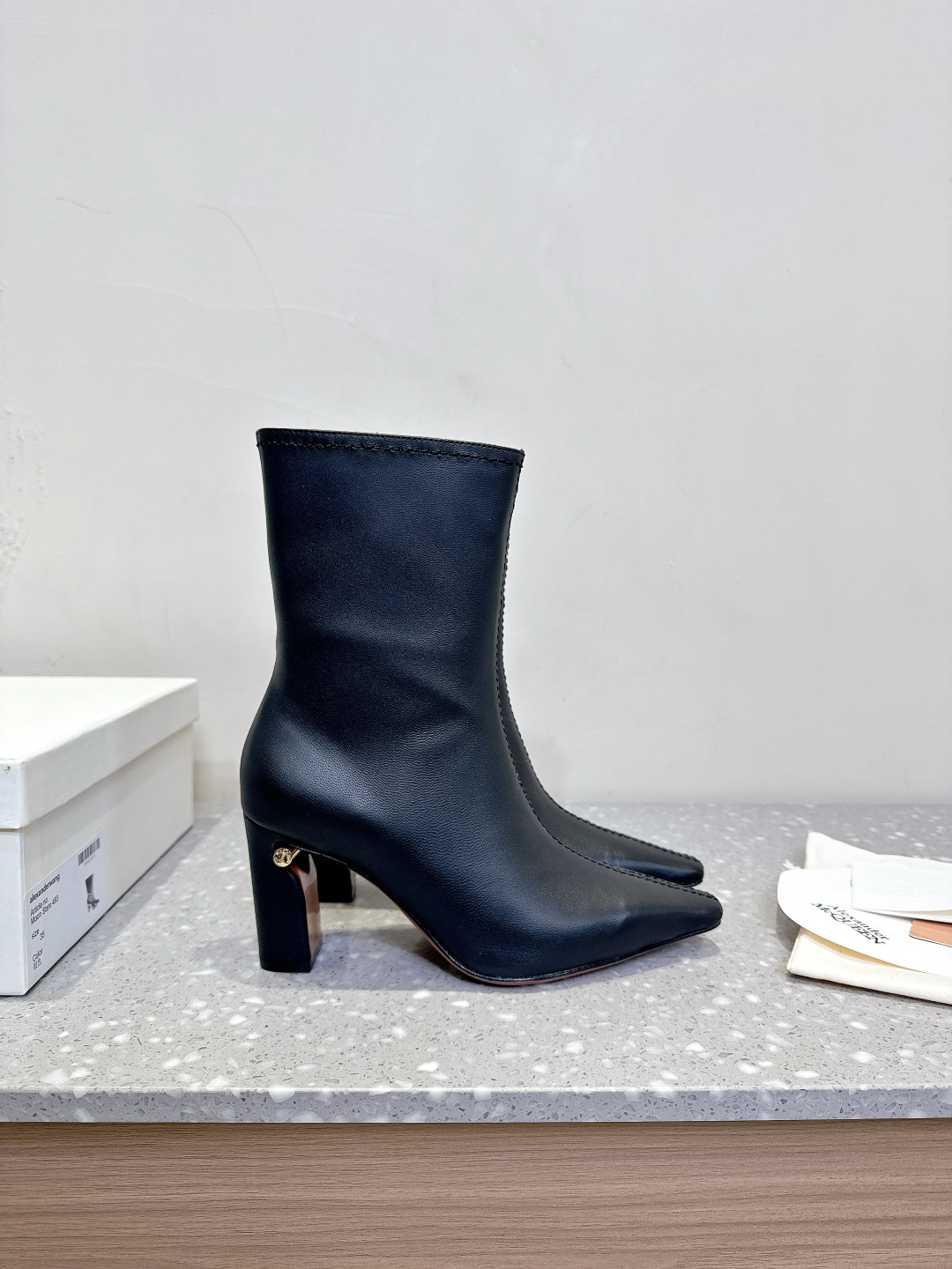McQueen 25ss Autumn/Winter Collection: Cozy, Vintage, and Fashionable Shoes - 图片 5