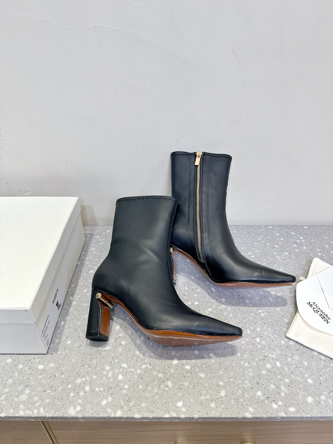 McQueen 25ss Autumn/Winter Collection: Cozy, Vintage, and Fashionable Shoes - 图片 4