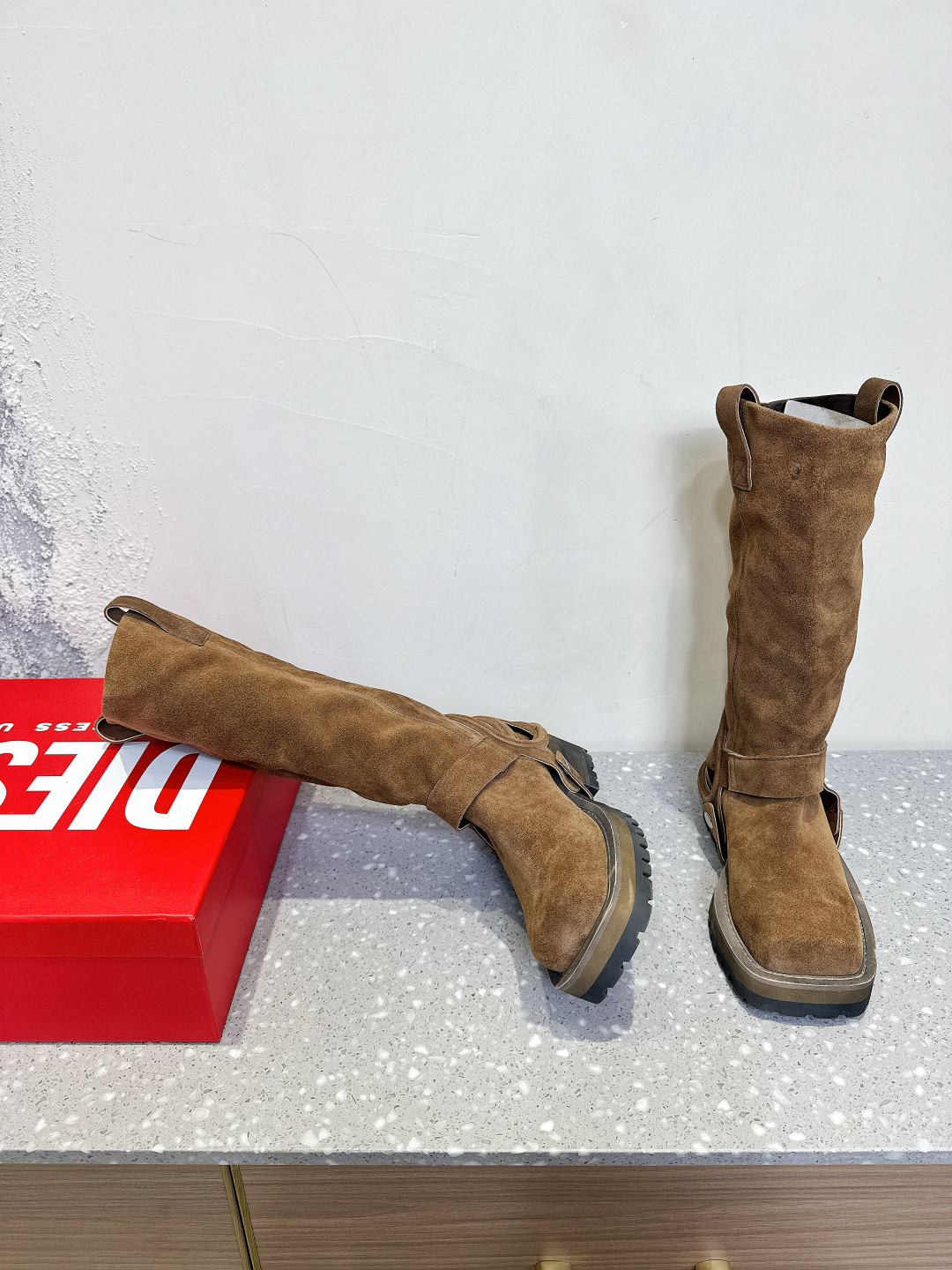Fashion Rebel: Diesel Disai Boots for Fall and Winter - 图片 3