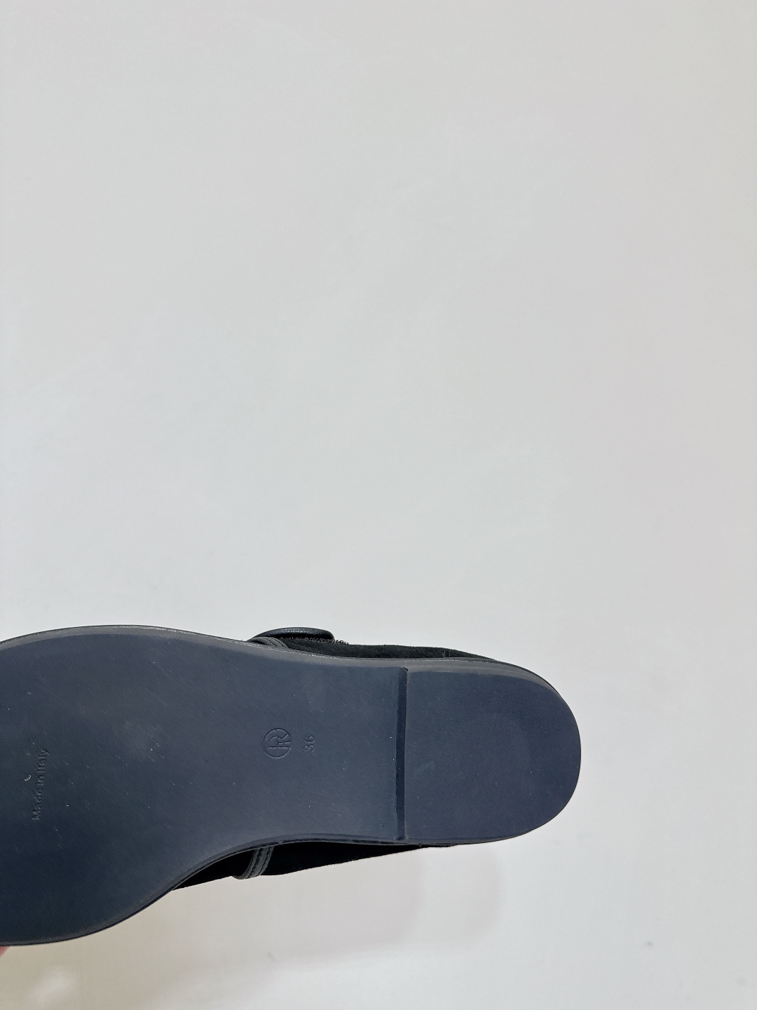 Luxurious Imported Leather Shoes by The Row: Stylish and Comfortable Footwear for Fall and Winter - 图片 9