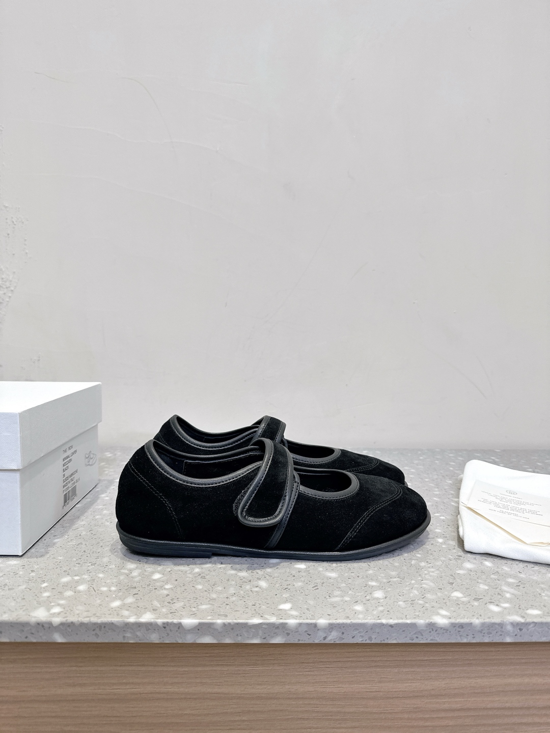 Luxurious Imported Leather Shoes by The Row: Stylish and Comfortable Footwear for Fall and Winter - 图片 5