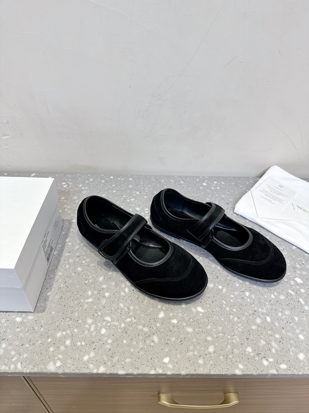 Luxurious Imported Leather Shoes by The Row: Stylish and Comfortable Footwear for Fall and Winter - 图片 4