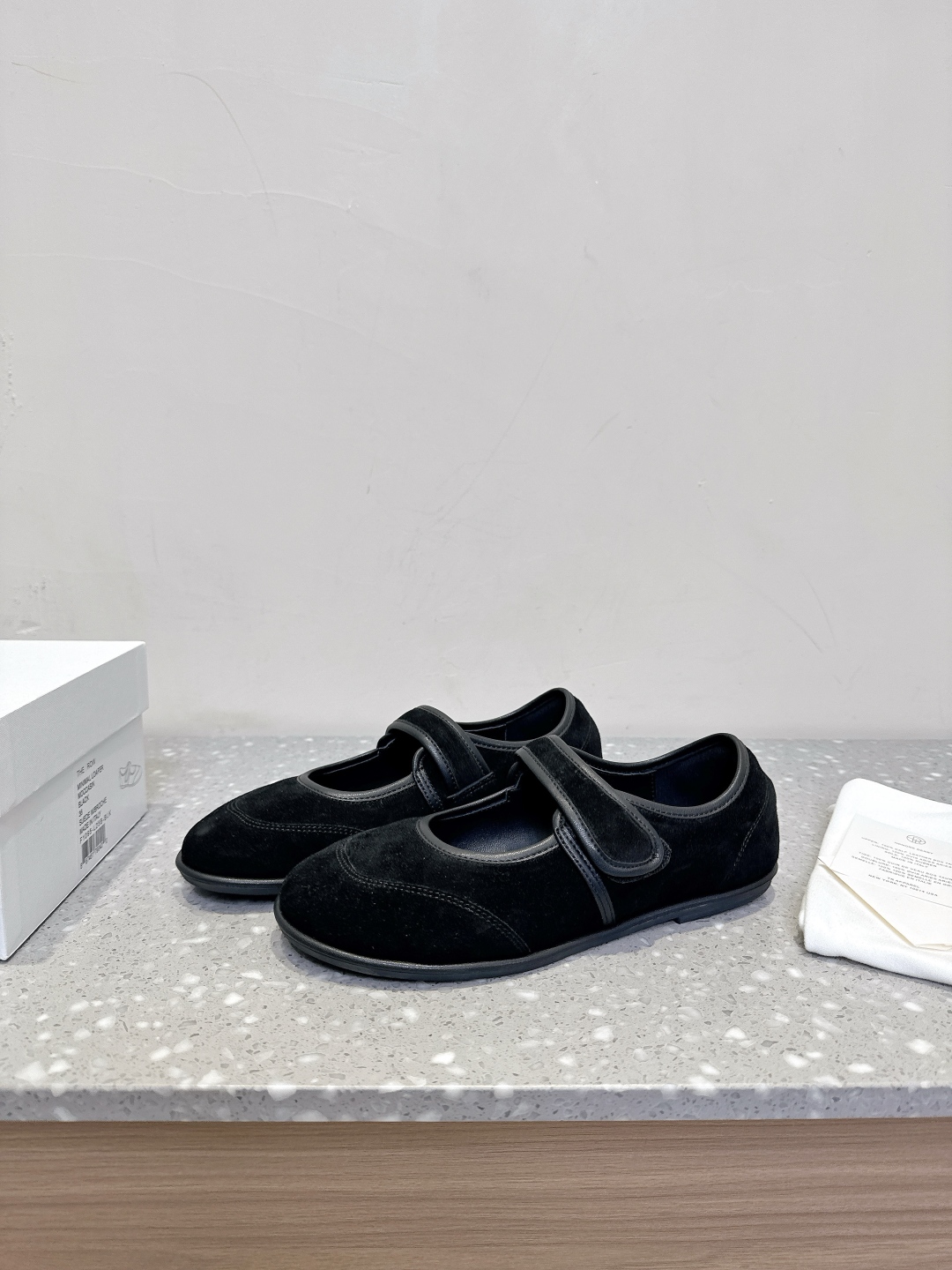 Luxurious Imported Leather Shoes by The Row: Stylish and Comfortable Footwear for Fall and Winter - 图片 3