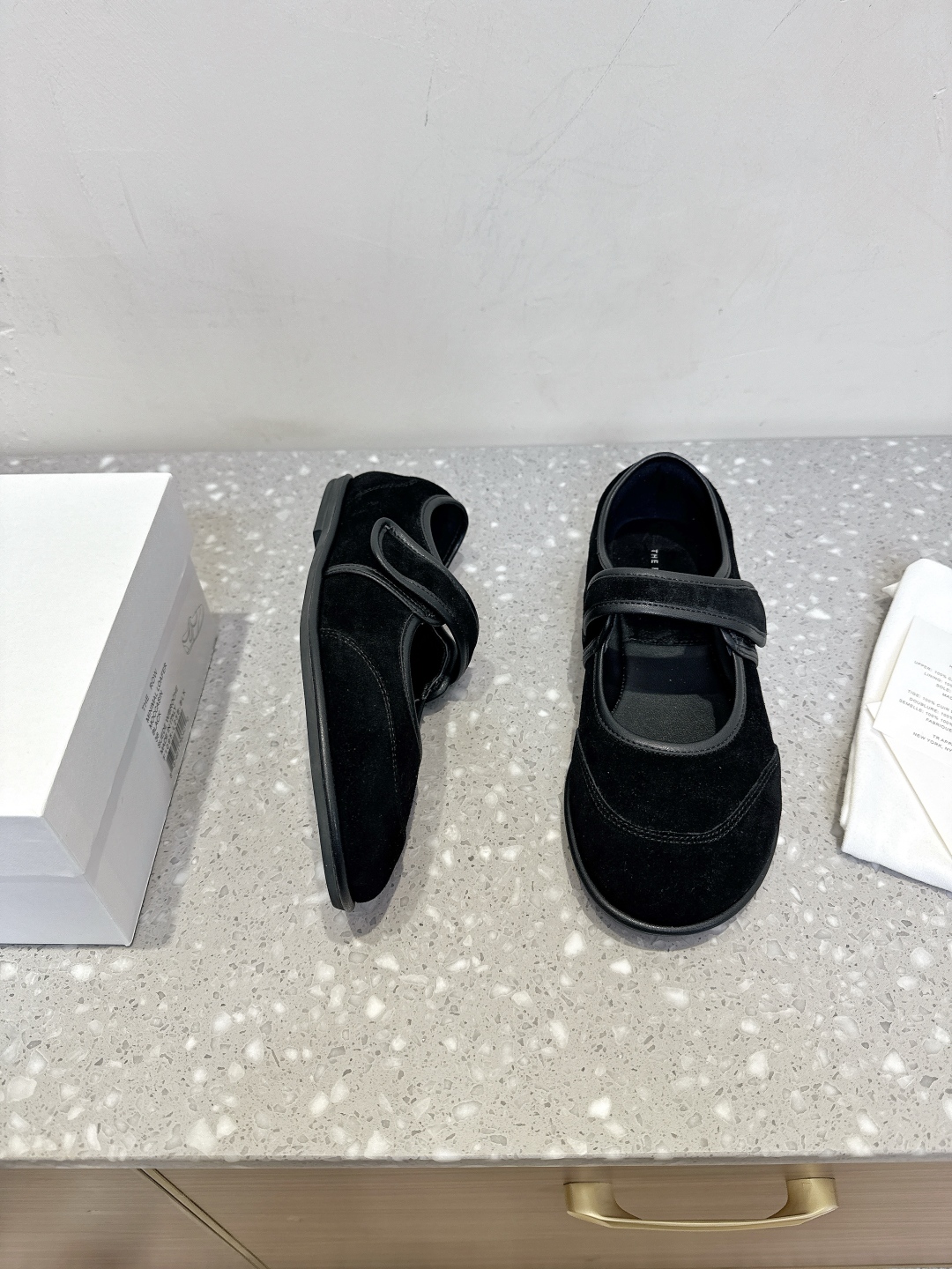 Luxurious Imported Leather Shoes by The Row: Stylish and Comfortable Footwear for Fall and Winter - 图片 2