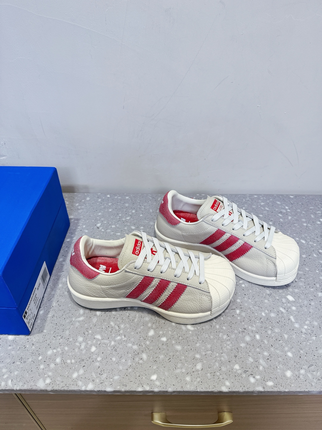Adidas Alavav 25s Square Shellhead Skate Shoes feature enlarged design, cow leather, and unique shoe box. Size 35-40. - 图片 4