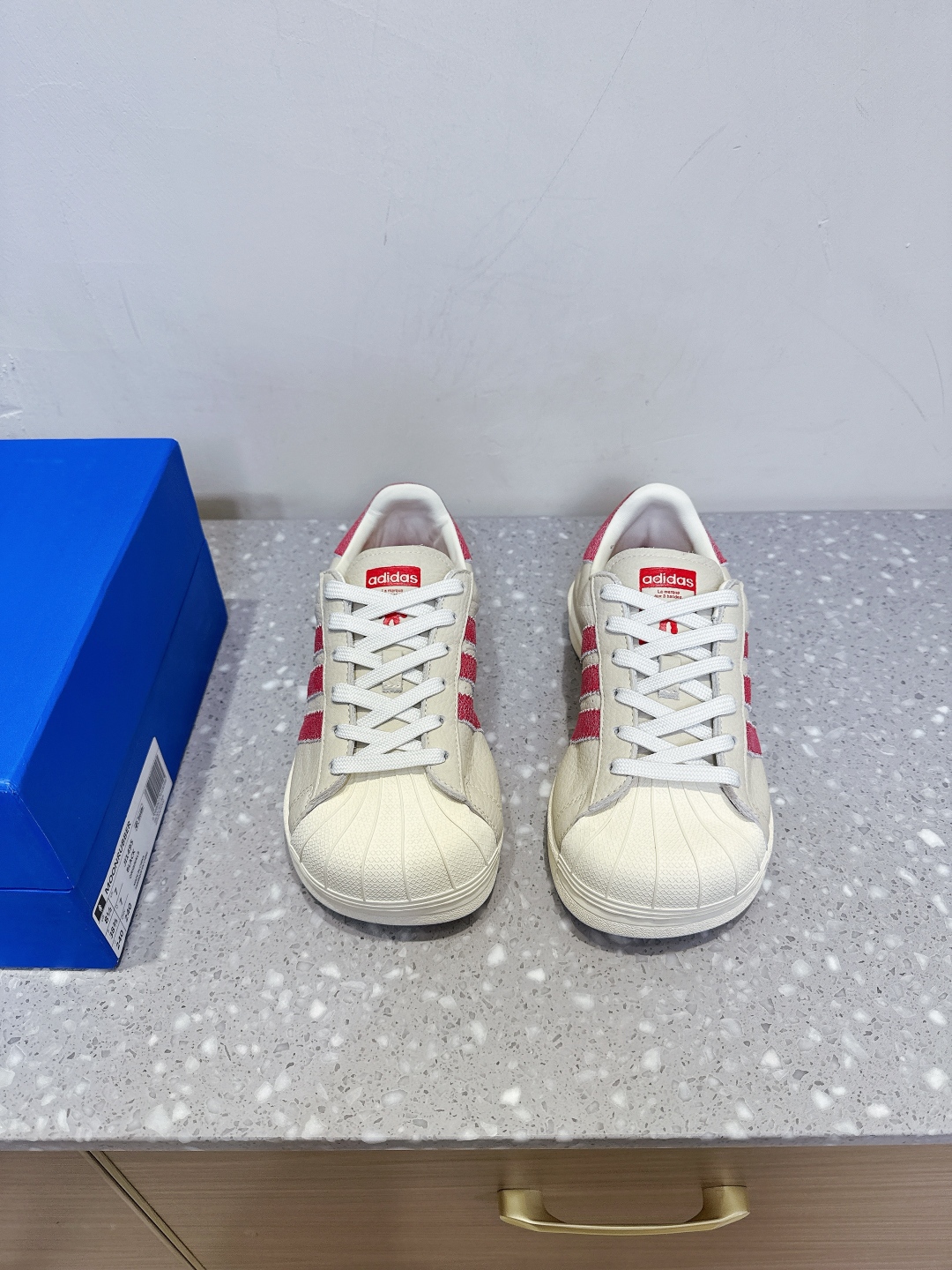 Adidas Alavav 25s Square Shellhead Skate Shoes feature enlarged design, cow leather, and unique shoe box. Size 35-40.
