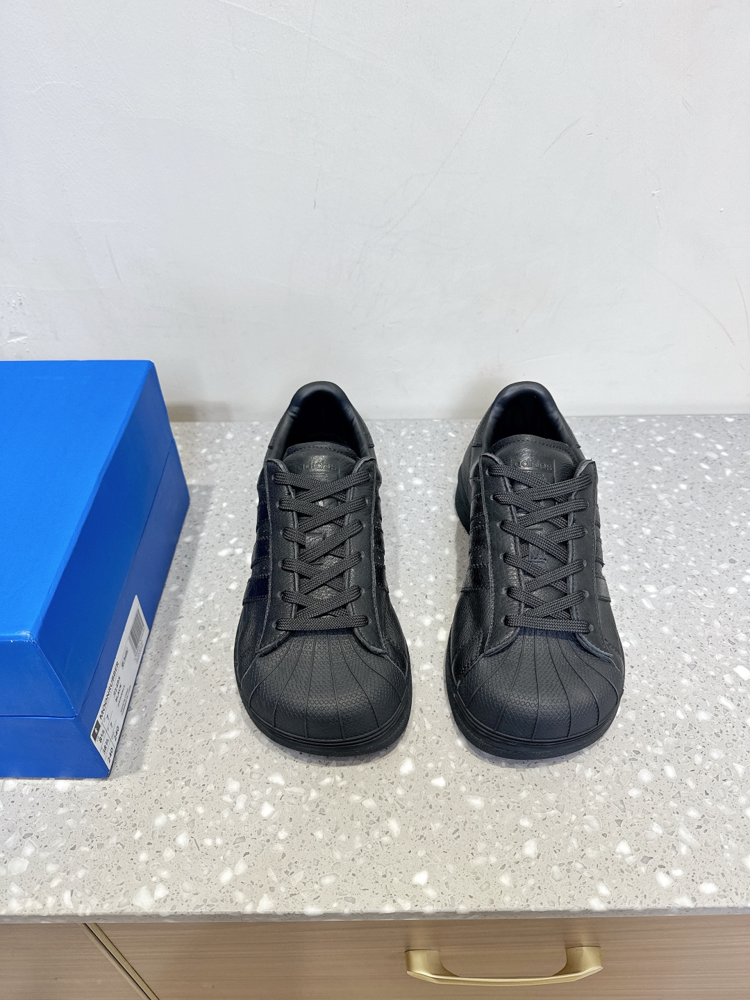 Adidas Alavav 25s Square Shellhead Skate Shoes feature enlarged design, fashion properties, wide fit, and cattle leather. Size 35-40. - 图片 1