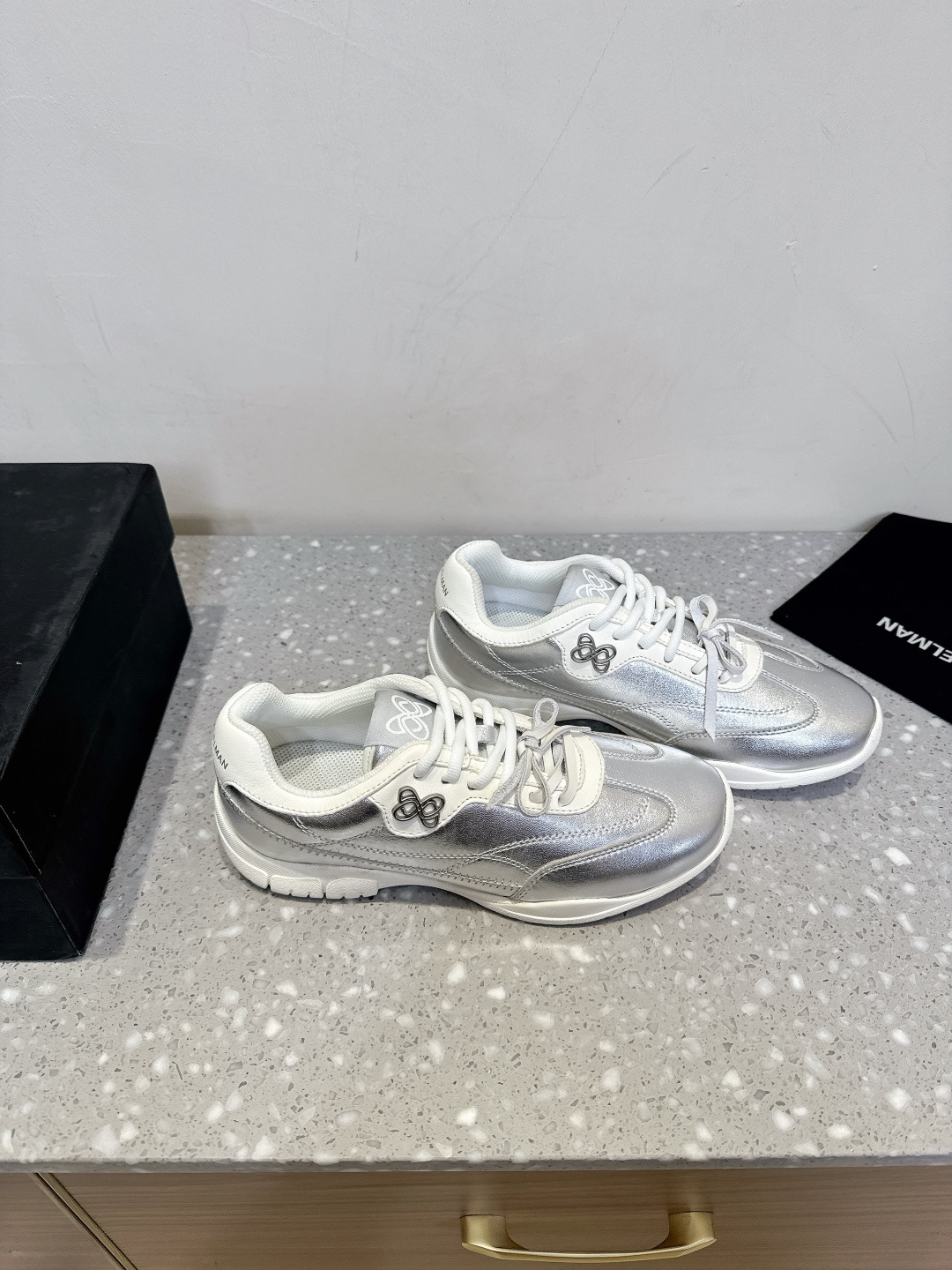 “German Recreational Shoes: Unique New Autumn Winter Styles for Women, Cricket Design, Panda Color, Custom Rubber Sole” - 图片 3