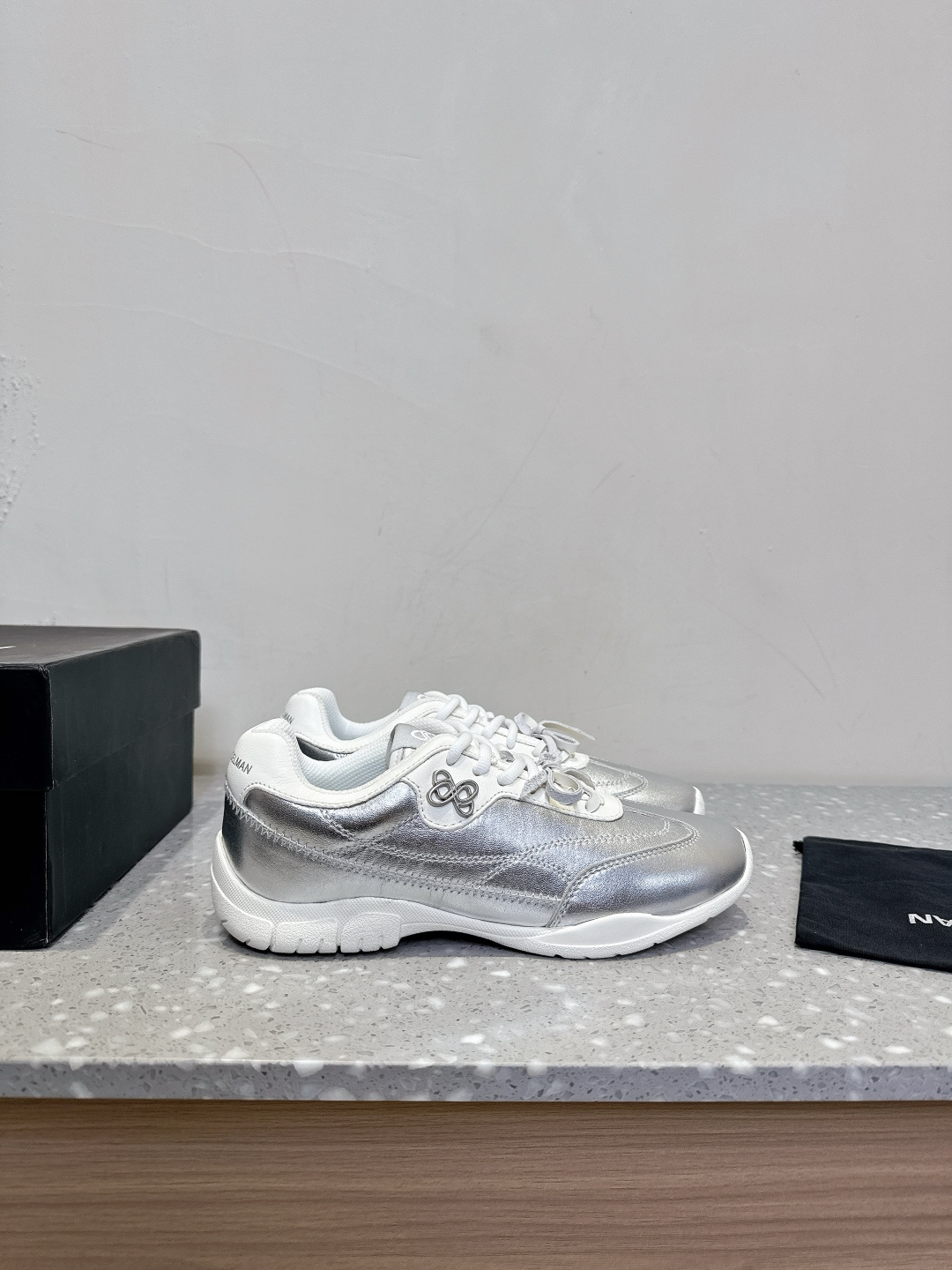 “German Recreational Shoes: Unique New Autumn Winter Styles for Women, Cricket Design, Panda Color, Custom Rubber Sole” - 图片 4