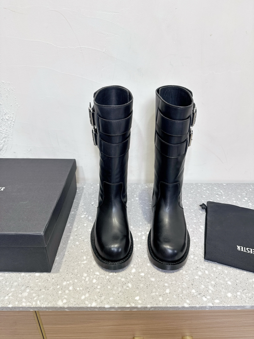 “Ann Demeulemeester Knight Boots: Unique Charm and Quality Craftsmanship” - 图片 2