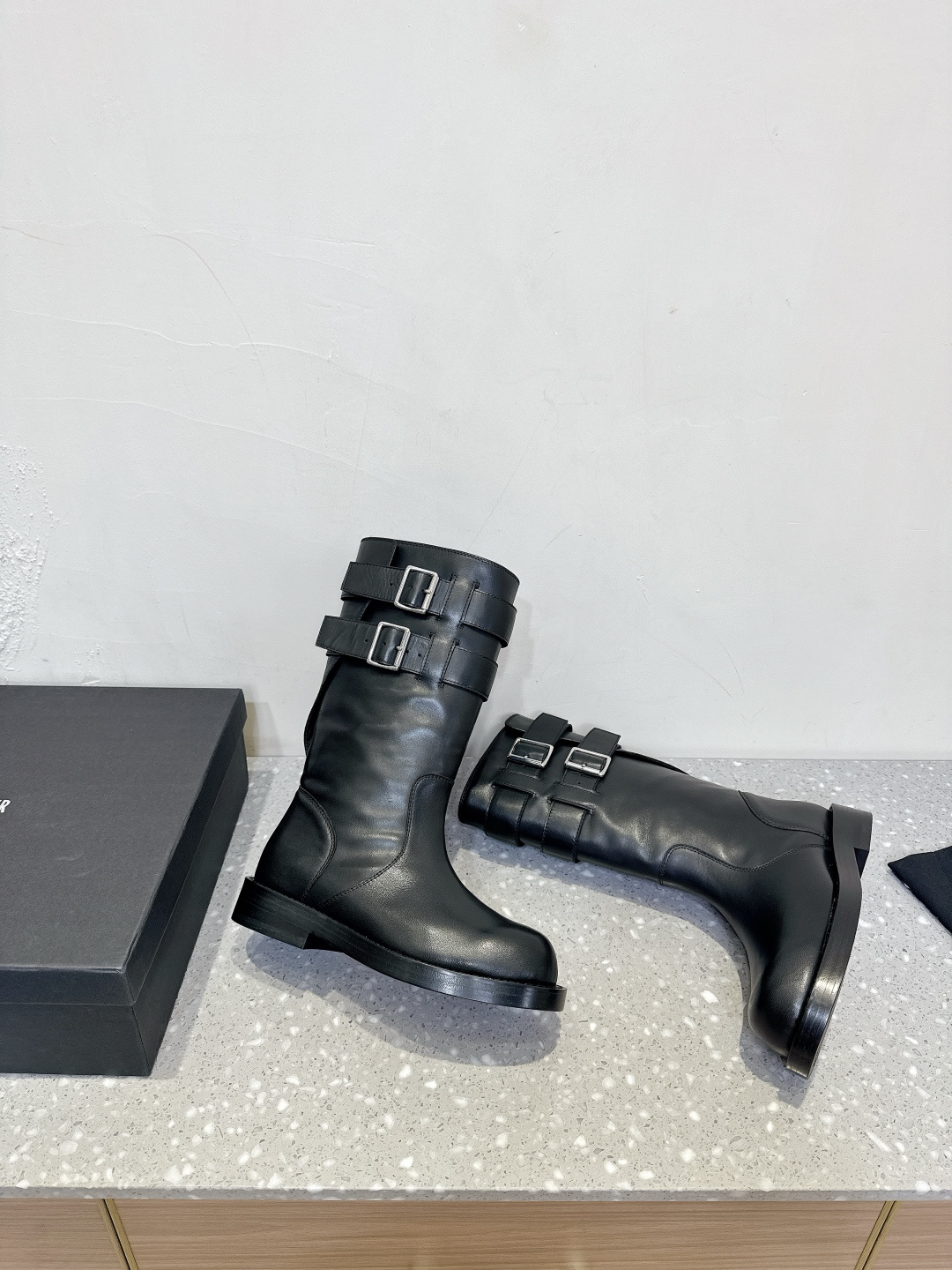 “Ann Demeulemeester Knight Boots: Unique Charm and Quality Craftsmanship” - 图片 3