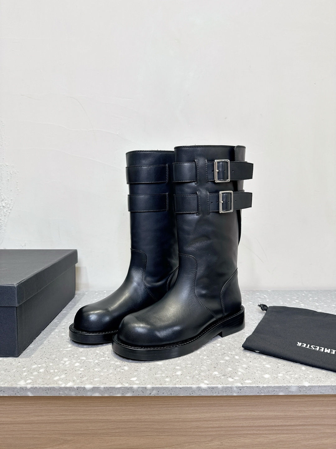 “Ann Demeulemeester Knight Boots: Unique Charm and Quality Craftsmanship”