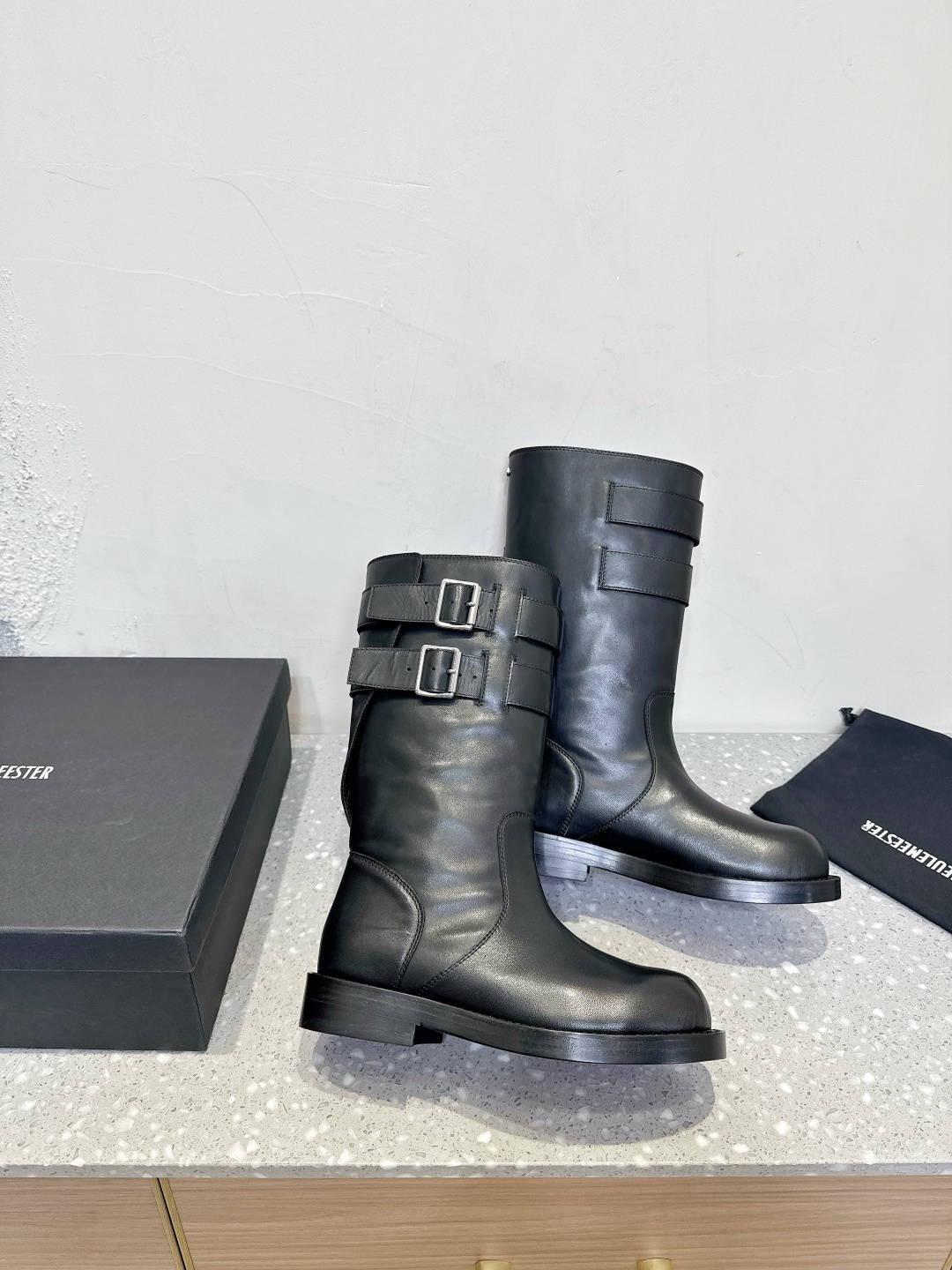 “Ann Demeulemeester Knight Boots: Unique Charm and Quality Craftsmanship” - 图片 4
