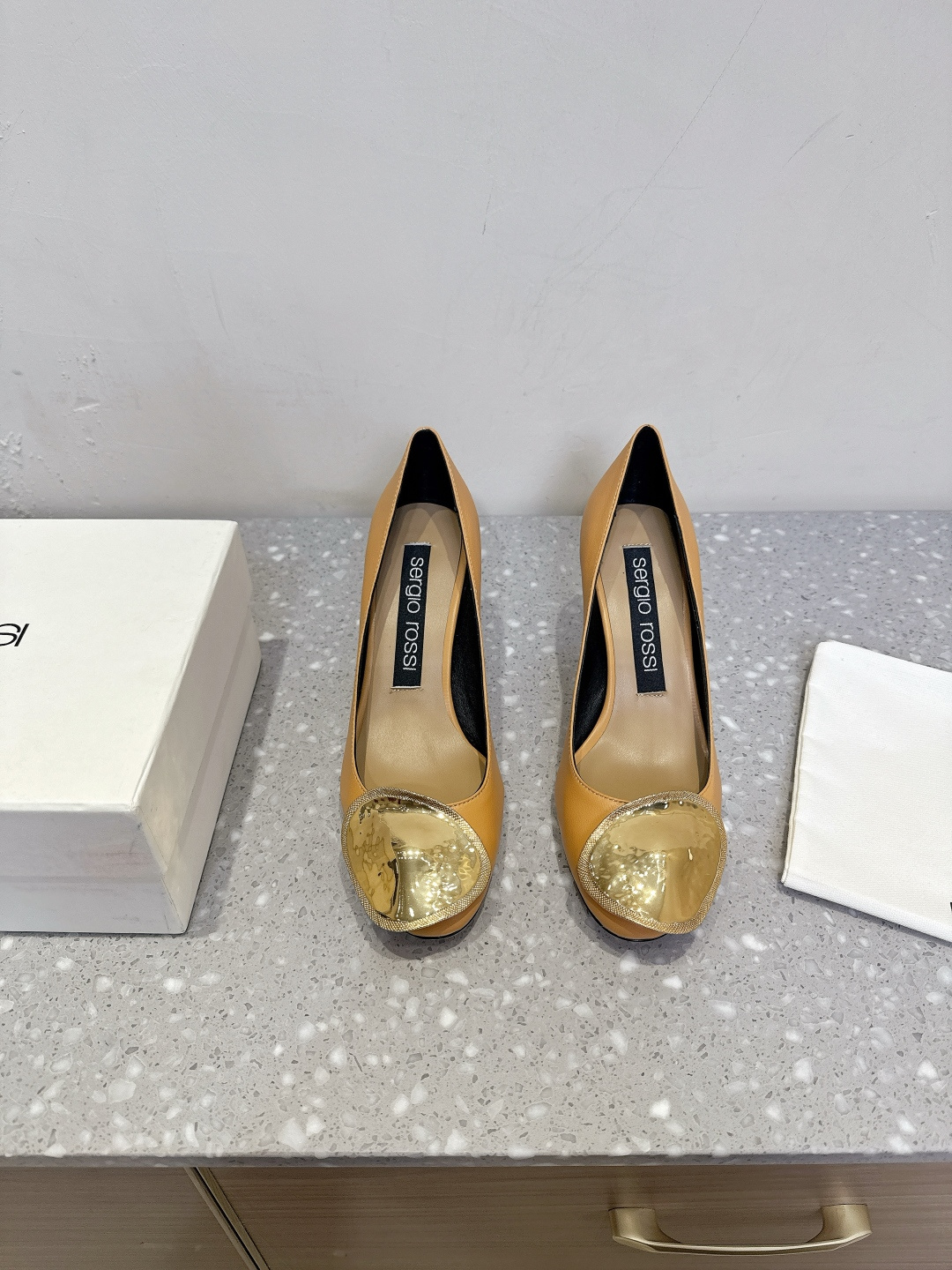 NO:482706,Sergio Rossi niche trendy brand 25ss spring and summer new style, gold pieces, hardware buckles, high heeled shoes. Wow, I found a pair of beautiful things!  From the Italian Shoe King brand!  I really fell in love with it at first sight. There is a delicate gold piece decoration on the upper!  , bingbing is really super elegant and noble!  , I feel like I am the queen when I wear it. The inlay method is also very low-key, not as greasy as ordinary crystal shoes. The heel height is 8.5cm, for those who can wear high heels, it is easy to wear, and the legs are very long on the feet. The upper is made of original imported cowhide, inner foot pad sheepskin, original custom-made Italian imported leather sole, size 35-39 (40 customized, no return or exchange), high heels, high heels, cowhide, sheepskin, gold, Leather soles19860909Sergio Rossi 小众潮牌 25ss春夏新款 黄金片 五金扣 高跟单鞋 哇塞,发现了一双绝美！来自意大利鞋王品牌！真的是一眼就爱上了. 鞋面上有一块精致的黄金片装饰！,bingbing真的超级优雅贵气！,感觉穿上它自己就是女王本王,. 镶嵌的方式也很低调,不会像一般的水晶鞋那么油腻. 跟高8.5cm,对于能穿高跟的就是随便穿,上脚非常非常显腿长. 鞋面采用原版进口牛皮 内里垫脚羊皮 鞋底原版定制意大利进口真皮大底 码数35-39（40定做不退换）,高跟鞋单鞋,high heels,cowhide,sheepskin,gold,Leather soles,Women's Shoes