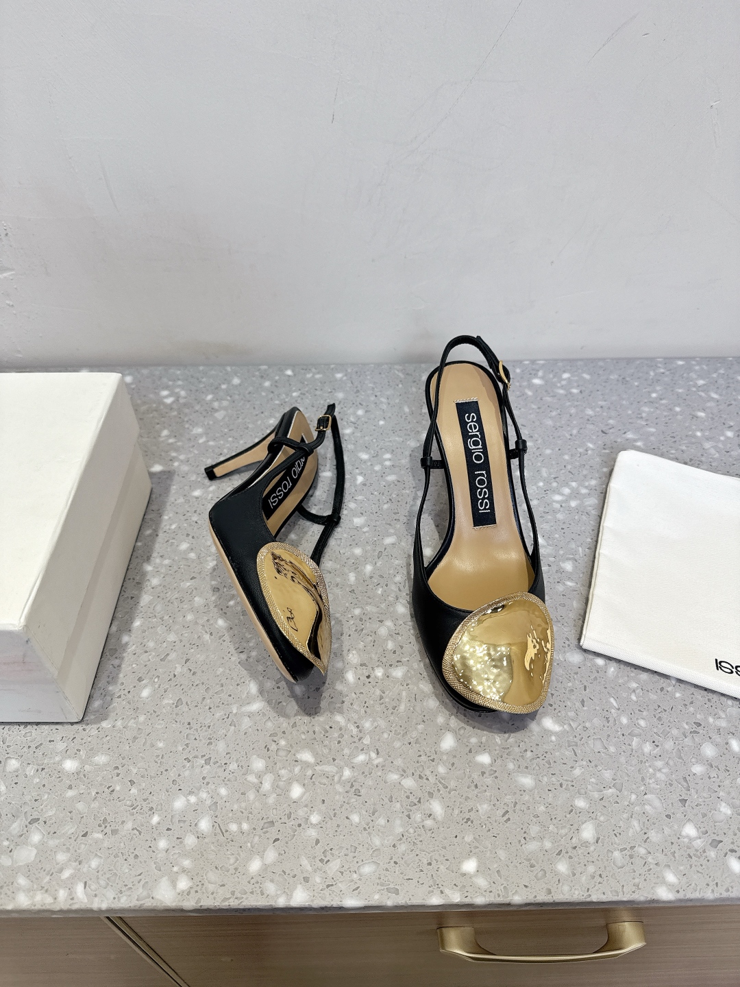 “Review: Sergio Rossi Spring/Summer Shoes – Italian Leather, Elegant Design, Comfortable Fit (Size 35-39)” - 图片 3