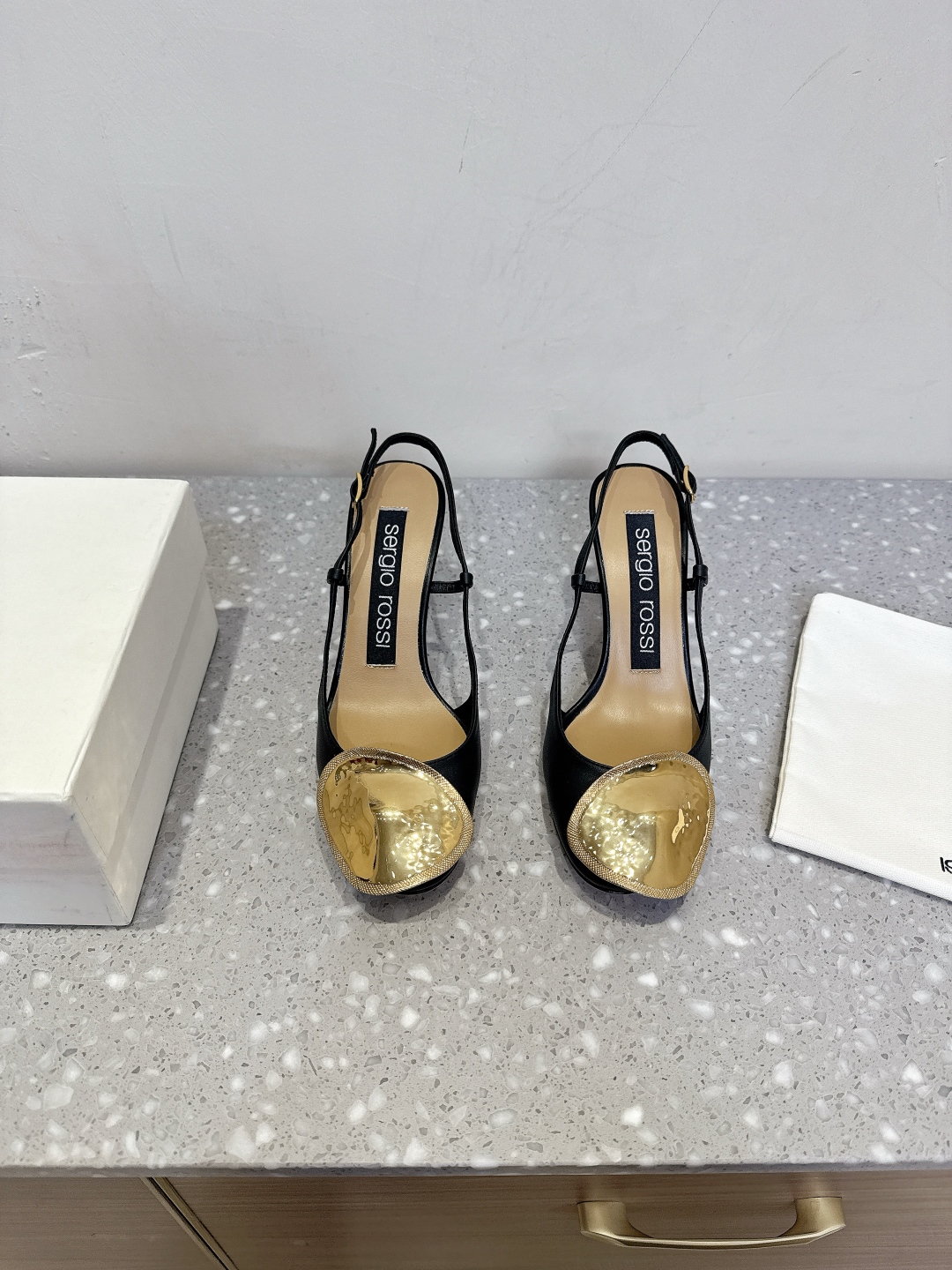 “Review: Sergio Rossi Spring/Summer Shoes – Italian Leather, Elegant Design, Comfortable Fit (Size 35-39)” - 图片 2