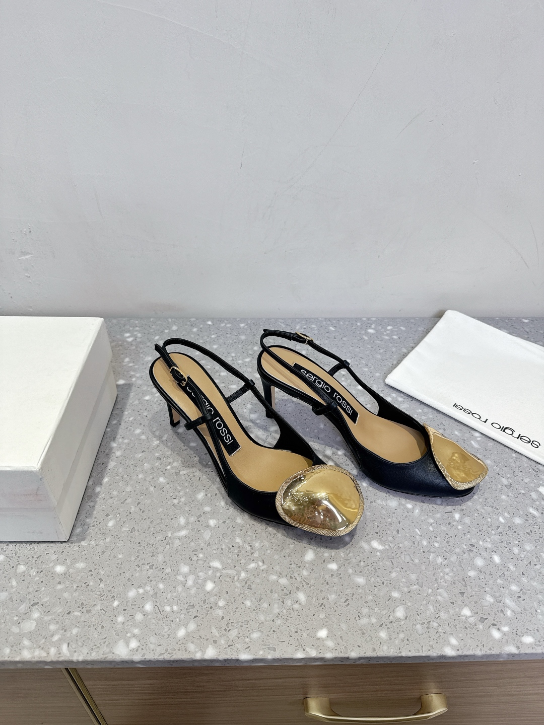 “Review: Sergio Rossi Spring/Summer Shoes – Italian Leather, Elegant Design, Comfortable Fit (Size 35-39)” - 图片 4