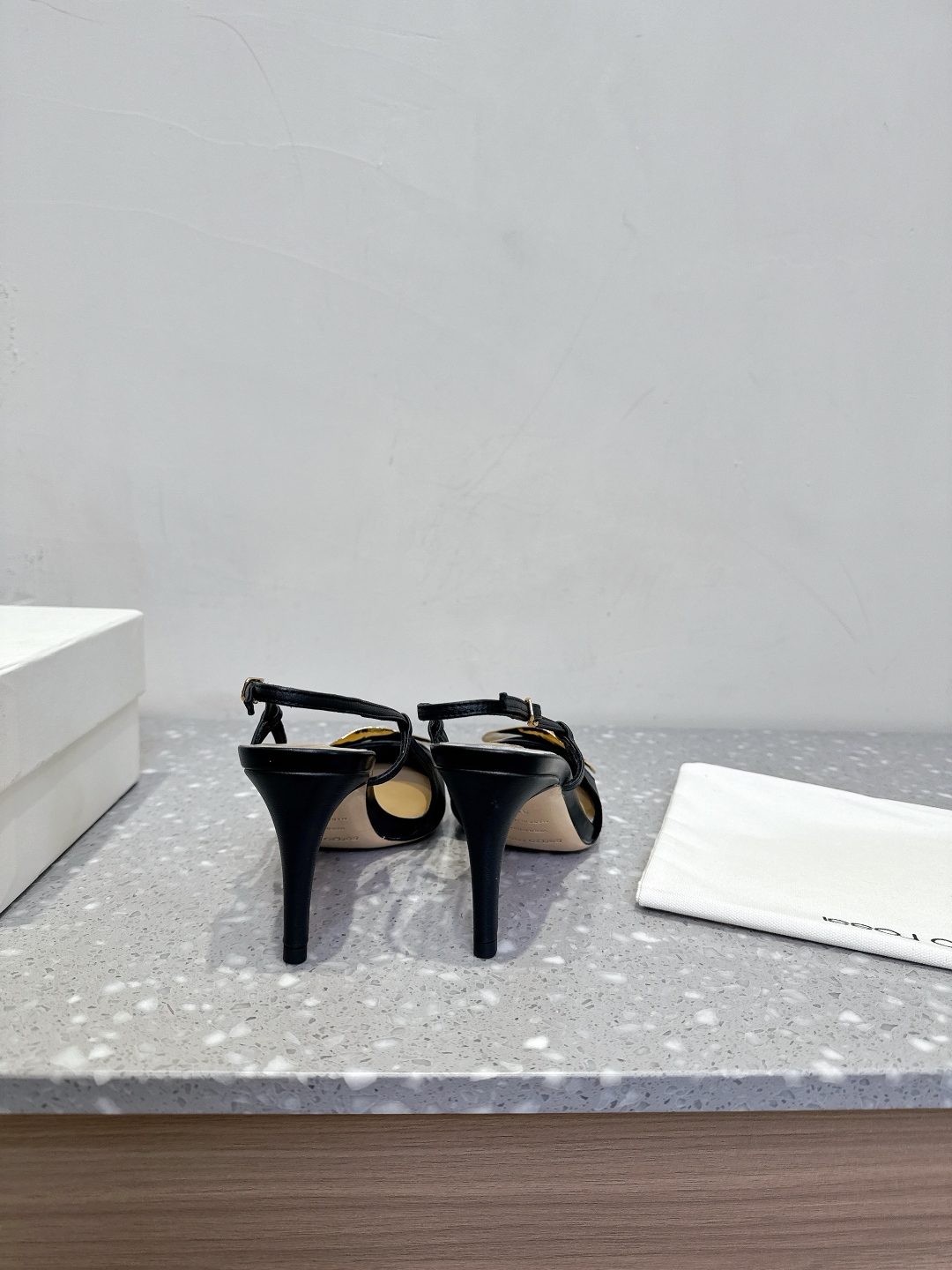 “Review: Sergio Rossi Spring/Summer Shoes – Italian Leather, Elegant Design, Comfortable Fit (Size 35-39)” - 图片 6