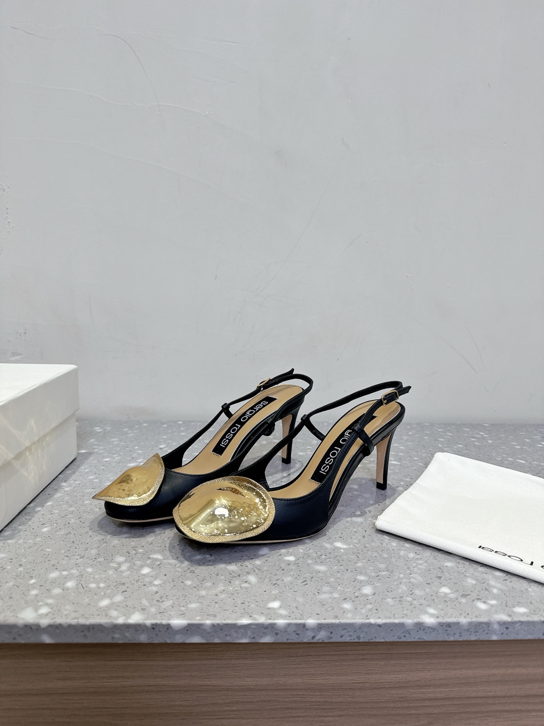 “Review: Sergio Rossi Spring/Summer Shoes – Italian Leather, Elegant Design, Comfortable Fit (Size 35-39)” - 图片 1
