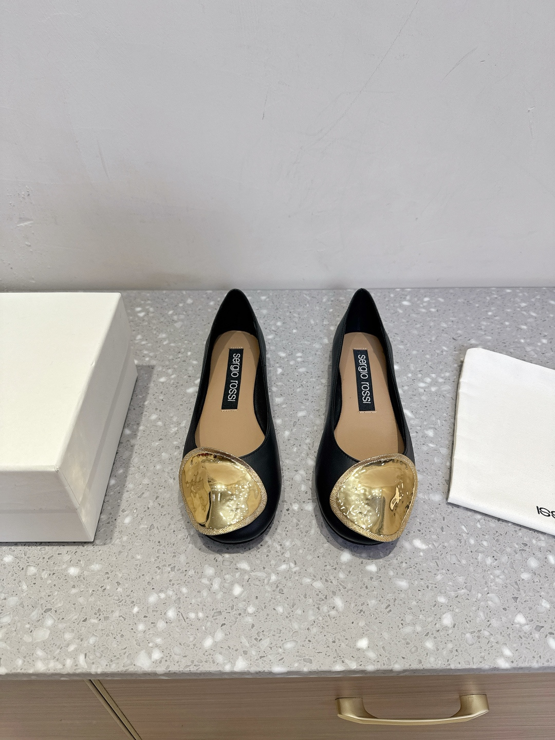 NO:482712,Sergio Rossi niche trendy brand 25ss spring and summer new style, gold pieces, hardware buckles, flat shoes, wow, I found a pair of beautiful things!  From the Italian Shoe King brand!  I really fell in love with it at first sight. There is a delicate gold piece decoration on the upper!  , bingbing is really super elegant and noble!  , I feel like I am the queen when I wear it. The inlay method is also very low-key, not as greasy as ordinary crystal shoes. The upper is made of original imported cowhide, inner footbed sheepskin, original custom-made Italian imported leather sole, size 35-39 (40 custom made without return and exchange), high heels, high heels, cowhide, sheepskin, gold, Leather soles19860909Sergio Rossi 小众潮牌 25ss春夏新款 黄金片 五金扣 平底单鞋 哇塞,发现了一双绝美！来自意大利鞋王品牌！真的是一眼就爱上了. 鞋面上有一块精致的黄金片装饰！,bingbing真的超级优雅贵气！,感觉穿上它自己就是女王本王,. 镶嵌的方式也很低调,不会像一般的水晶鞋那么油腻. 鞋面采用原版进口牛皮 内里垫脚羊皮 鞋底原版定制意大利进口真皮大底 码数35-39（40定做不退换）,高跟鞋单鞋,high heels,cowhide,sheepskin,gold,Leather soles,Women's Shoes