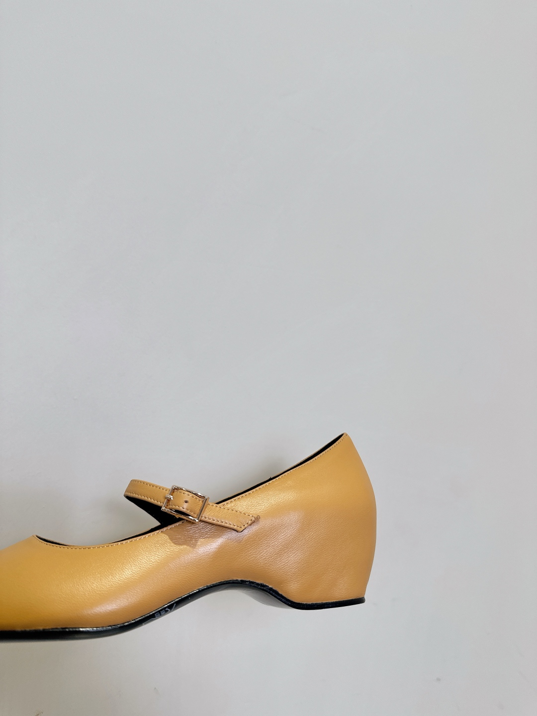 Fashion brand Khaite offers avant-garde, elegant designs with a loyal following among fashion enthusiasts. Key details on footwear provided. - 图片 7