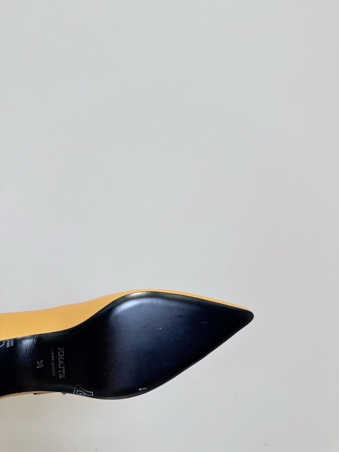 Fashion brand Khaite offers avant-garde, elegant designs with a loyal following among fashion enthusiasts. Key details on footwear provided. - 图片 9